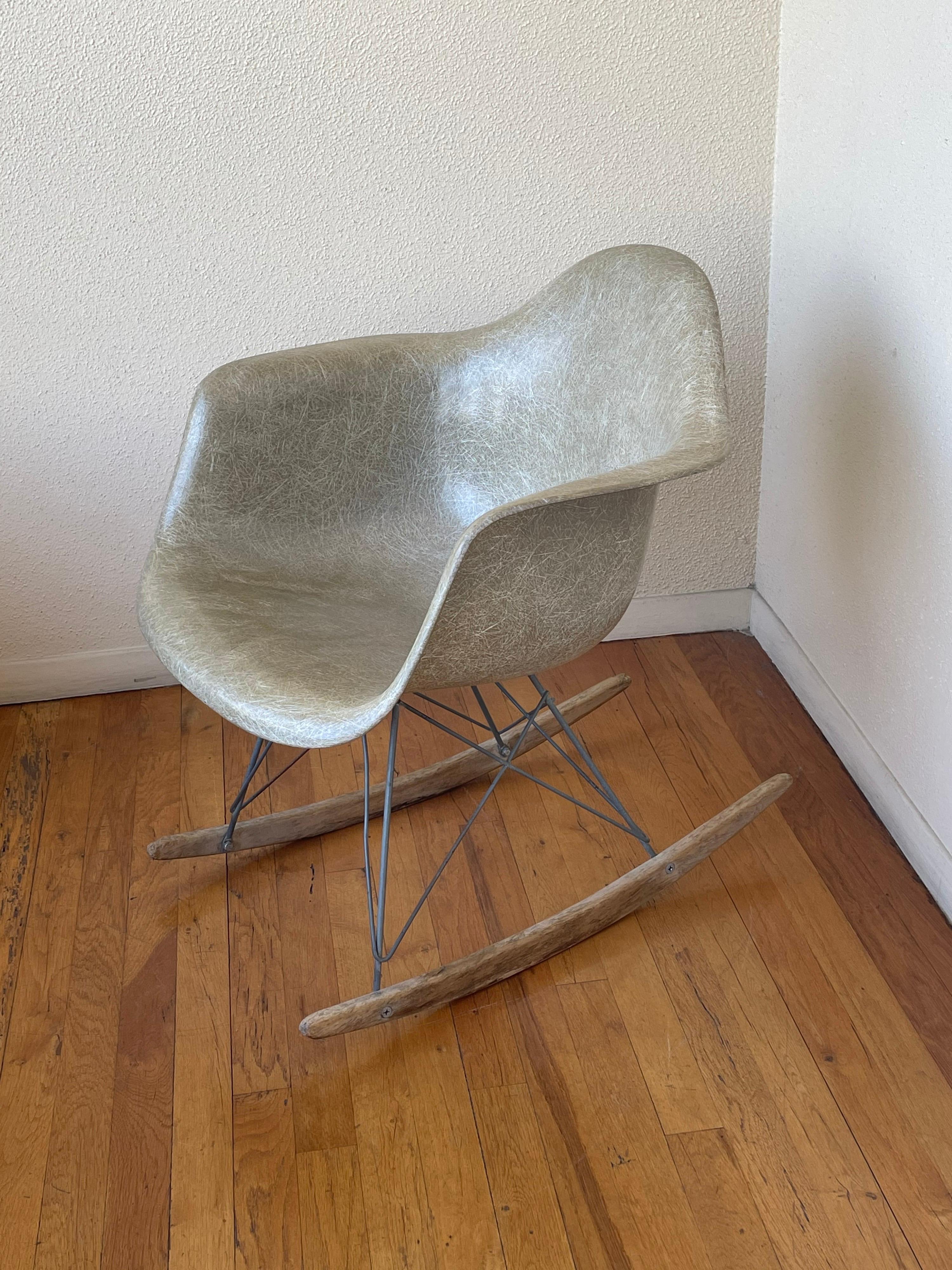 A beautiful very rare early production Eames original rocker circa 1950's, beautiful color with original tag rope edge, the frame shows a bit bent and the wood sliders are worn and chew on the tips as shown, the shell it's in very nice condition and