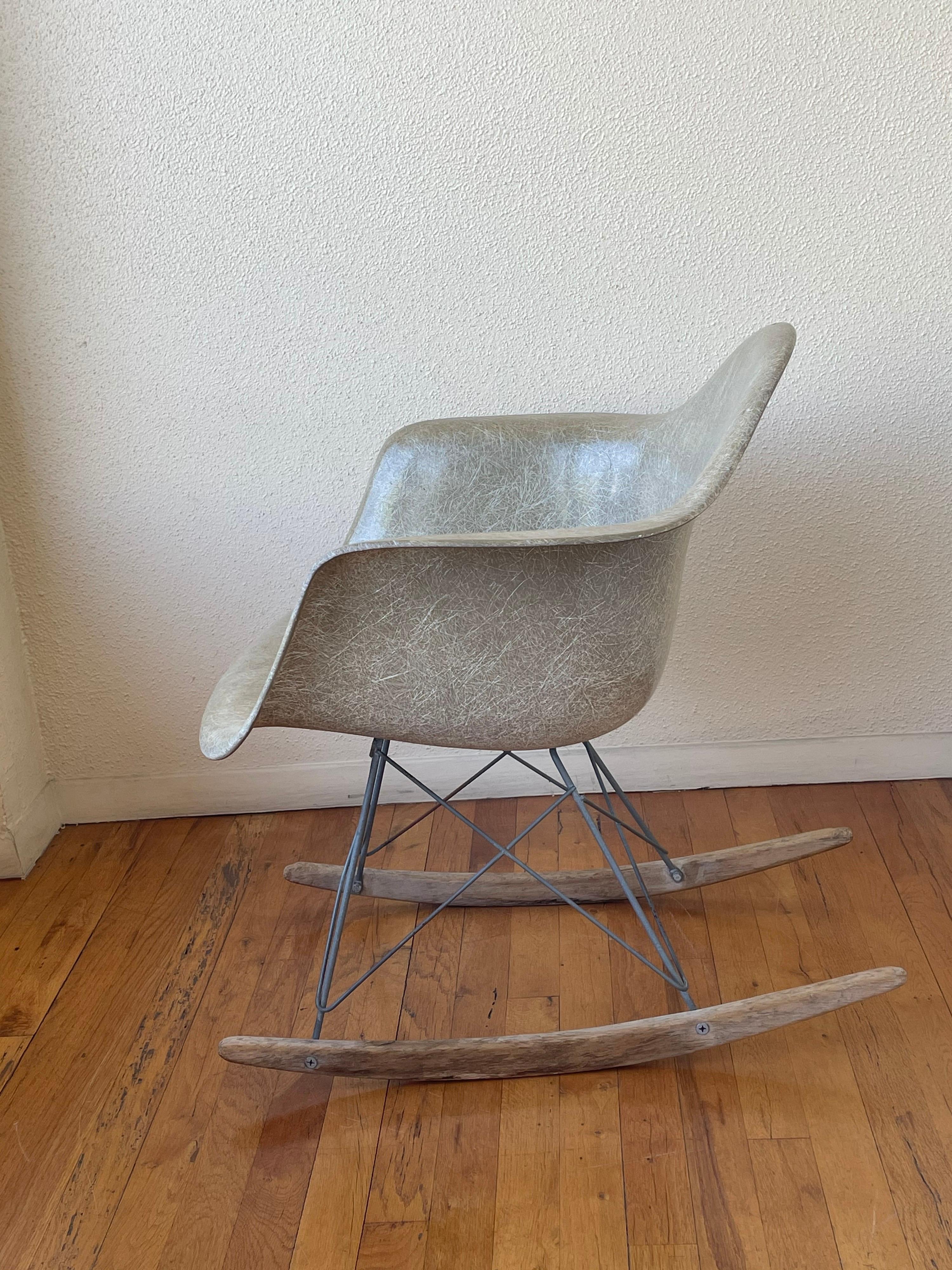 Early Production Original Eames Rocker for Zenith Plastics Rope Edge & Tag In Good Condition In San Diego, CA