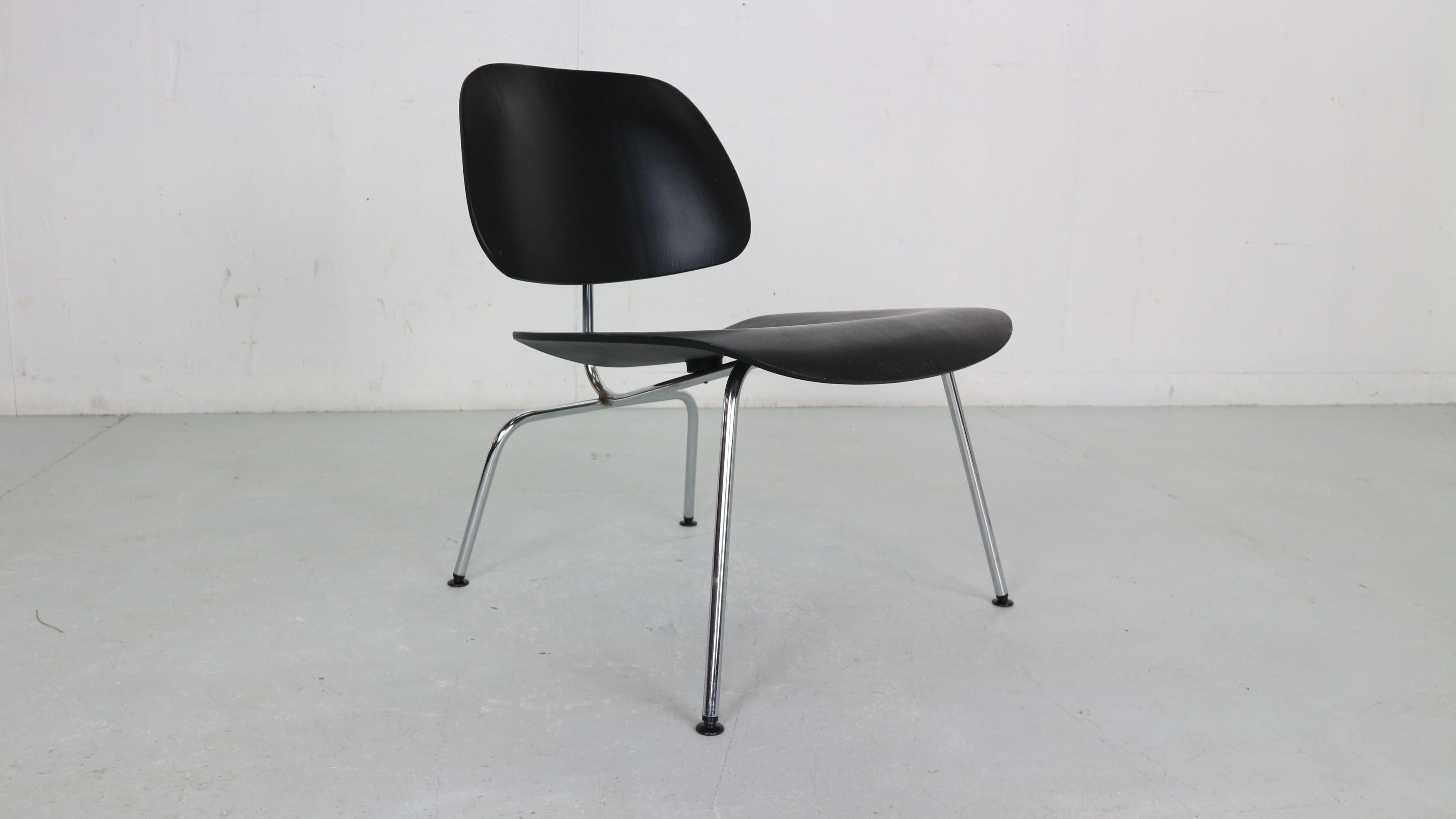 Early production original lounge chair designed by Charles and Ray Eames for Heman Miller, 1950s

The 'LCM