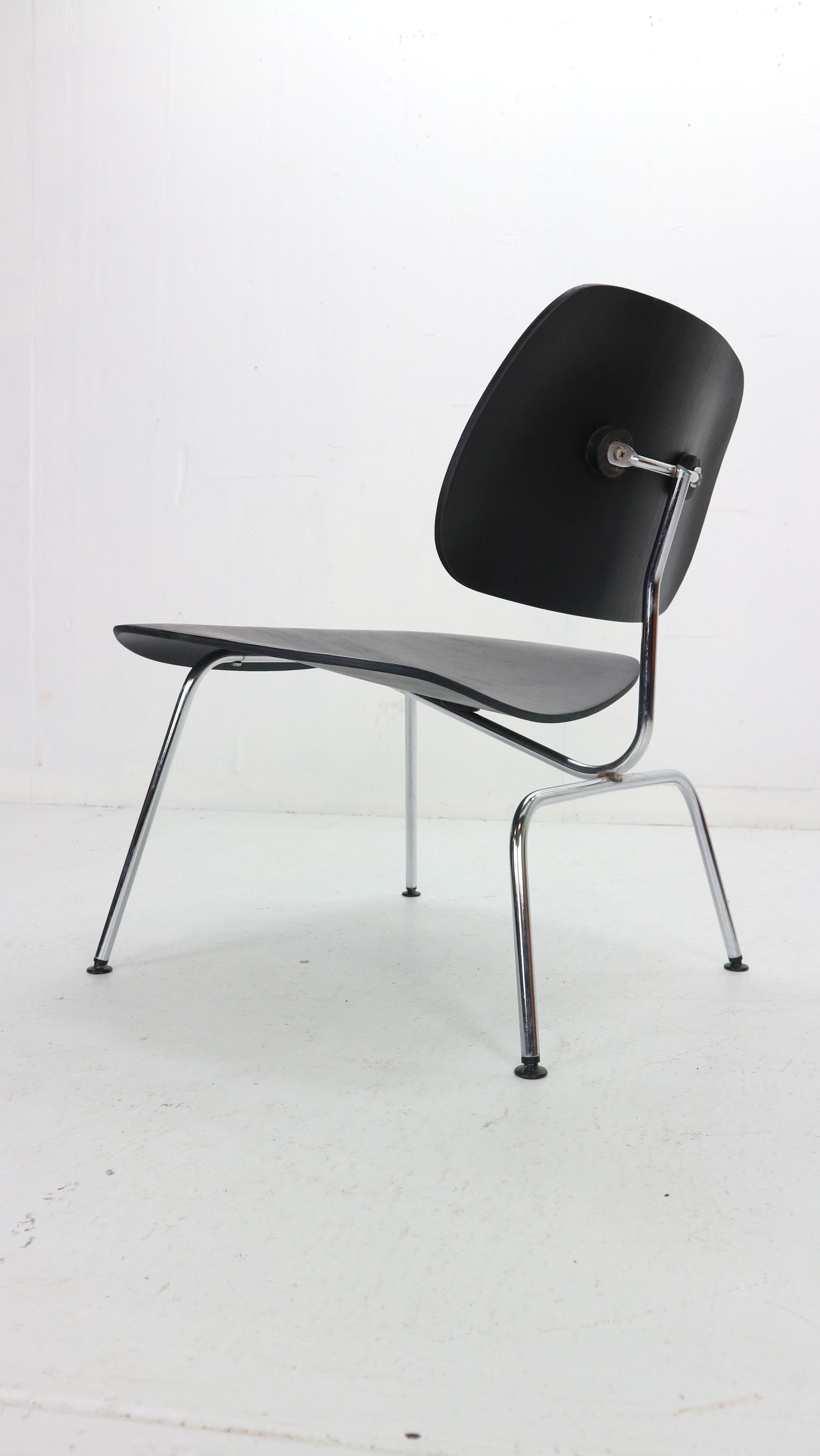 Early production original lounge chair designed by Charles and Ray Eames for Heman Miller, 1950s

The 'LCM