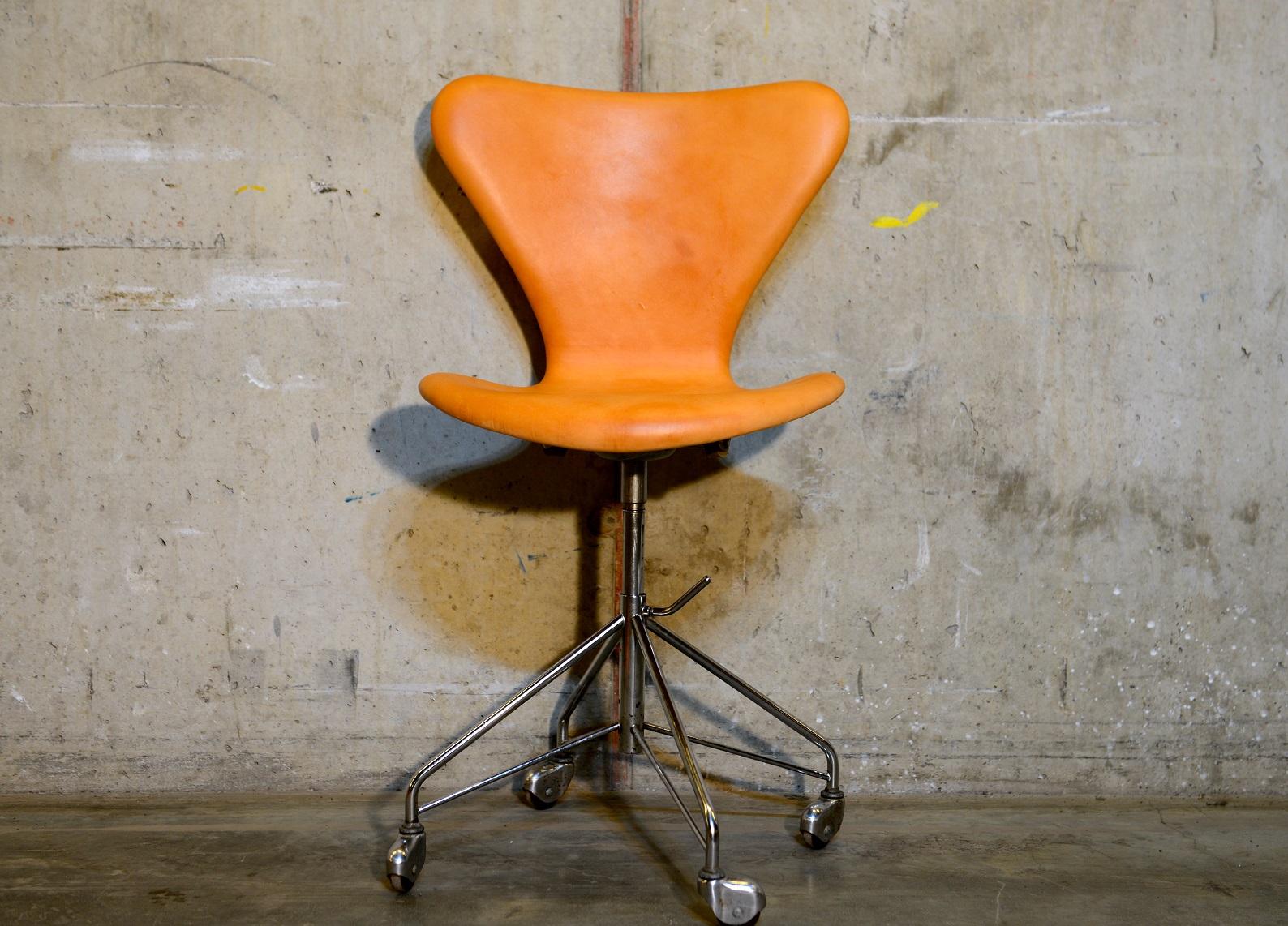 Vintage Series 7 Office chair/Desk Chair/Swivel Chair. Re-upholstered with leather from Swedish Tärnsjö Tannery. Designed by Arne Jacobsen and produced by Fritz Hansen in Denmark. This piece is from the early production. Height-adjustable.

This