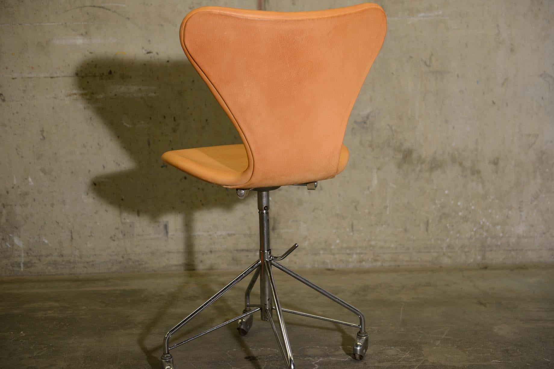 Scandinavian Modern Early Production Series 7 Desk Chair Model 3217 by Arne Jacobsen, Fritz Hansen For Sale