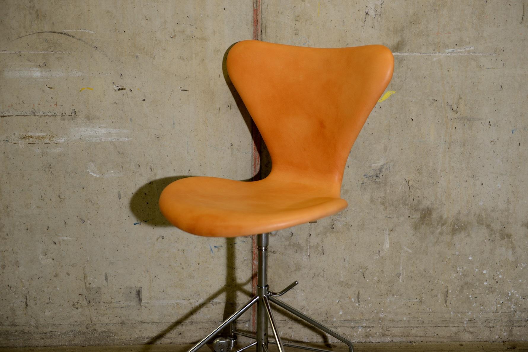 Danish Early Production Series 7 Desk Chair Model 3217 by Arne Jacobsen, Fritz Hansen For Sale