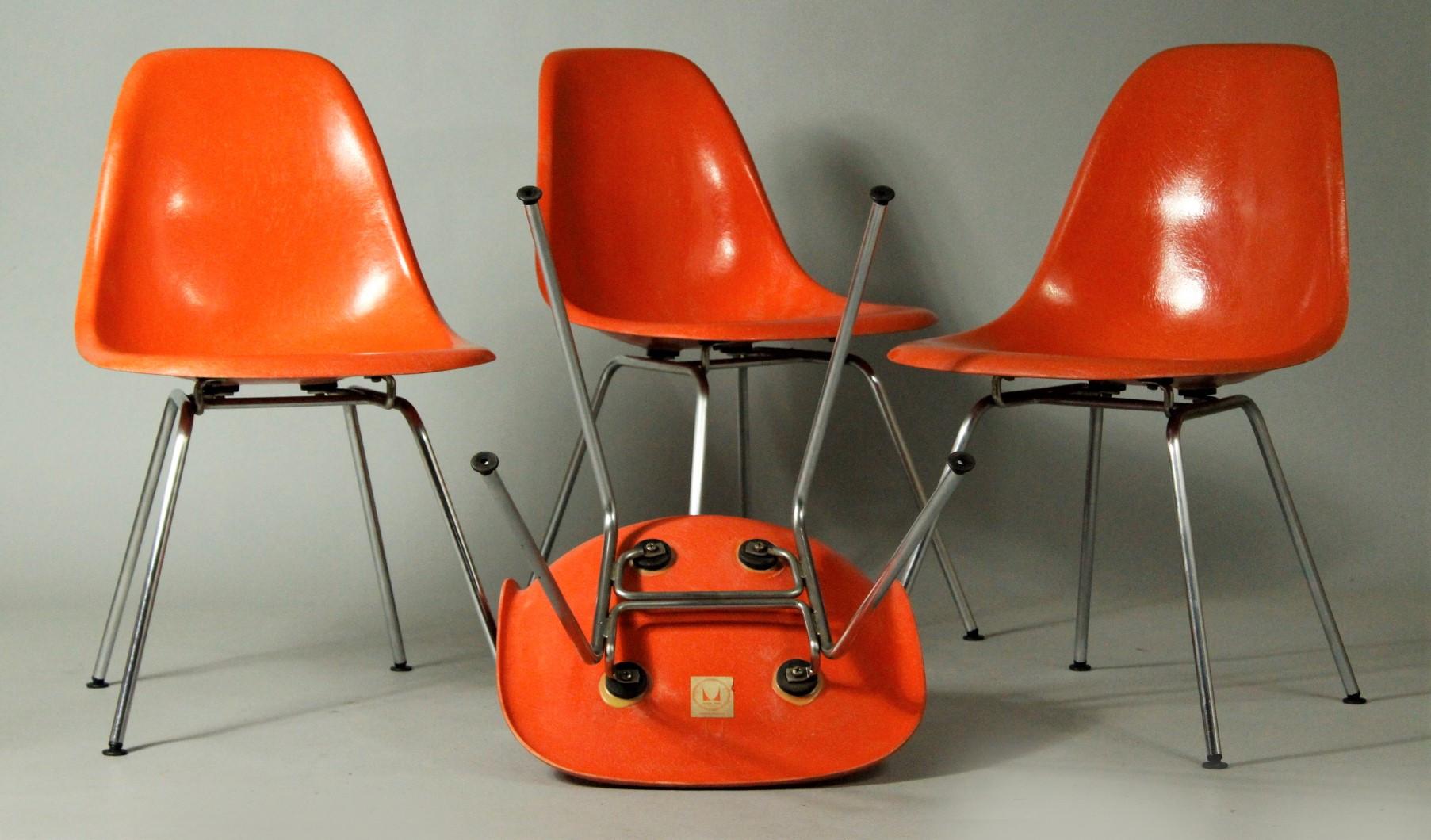 Mid-Century Modern Early Production Set of 4 Fiberglass Chairs by Eames for Herman Miller, 1950s For Sale