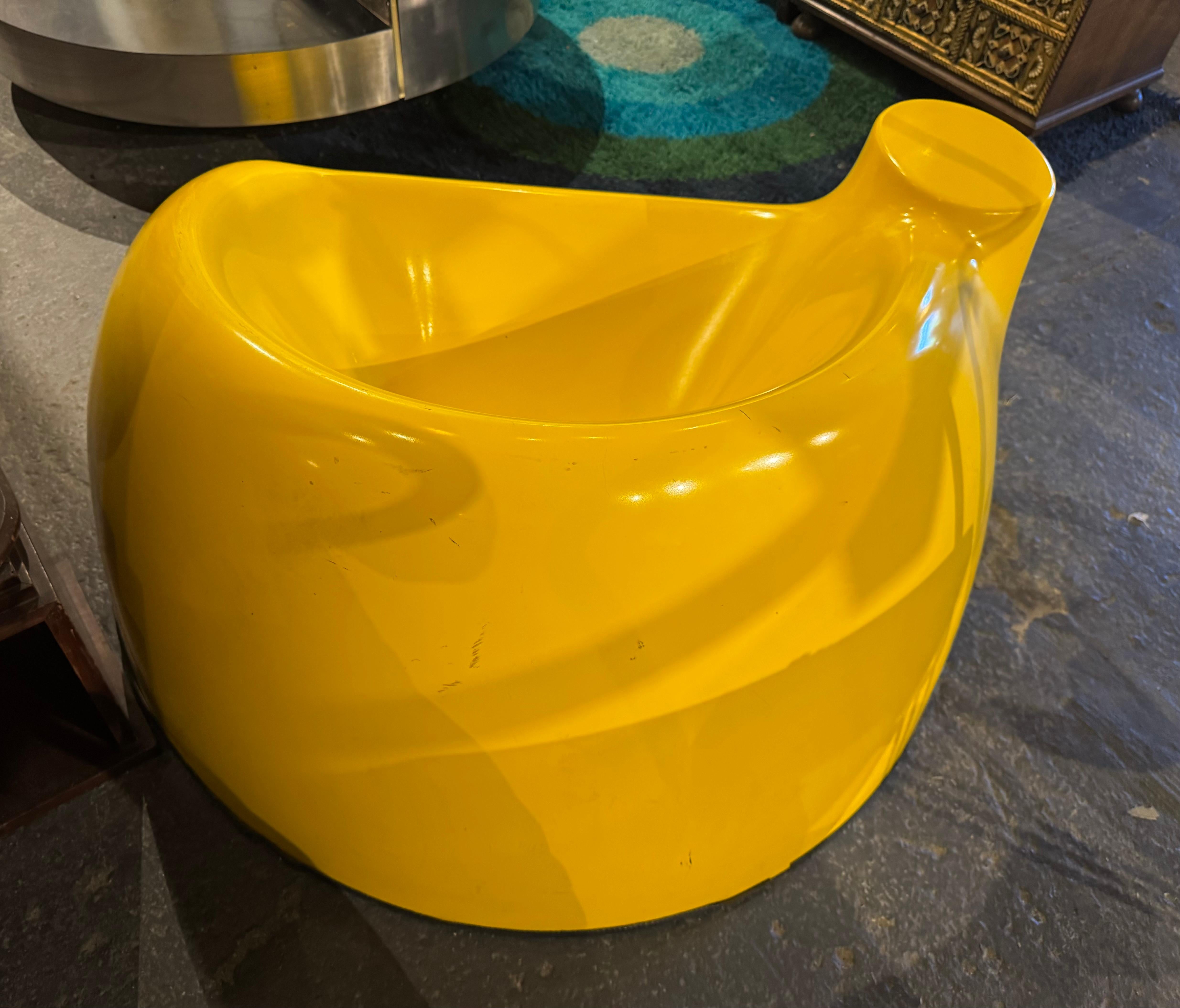 Este llamativo sillón Wendell Castle de mediados del siglo XX fue diseñado y fabricado en la década de 1960. Similar a la silla Molar de Castle, la forma escultórica caprichosa y orgánica es una firma de su diseño lúdico. Está fabricado con fibra de