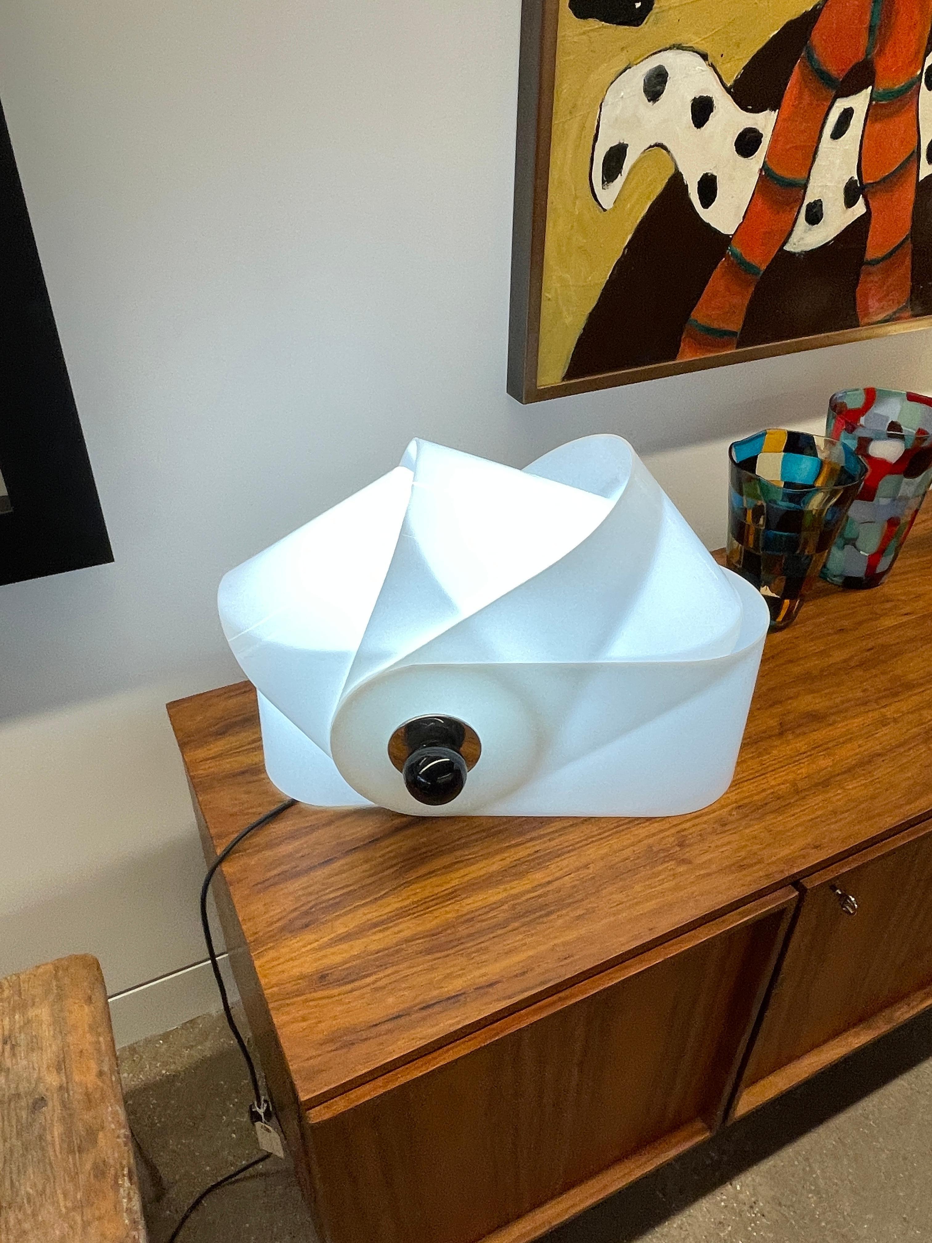 Early Production White Model “Gherpe” Table Lamp by Superstudio for Poltronova In Excellent Condition For Sale In Skokie, IL