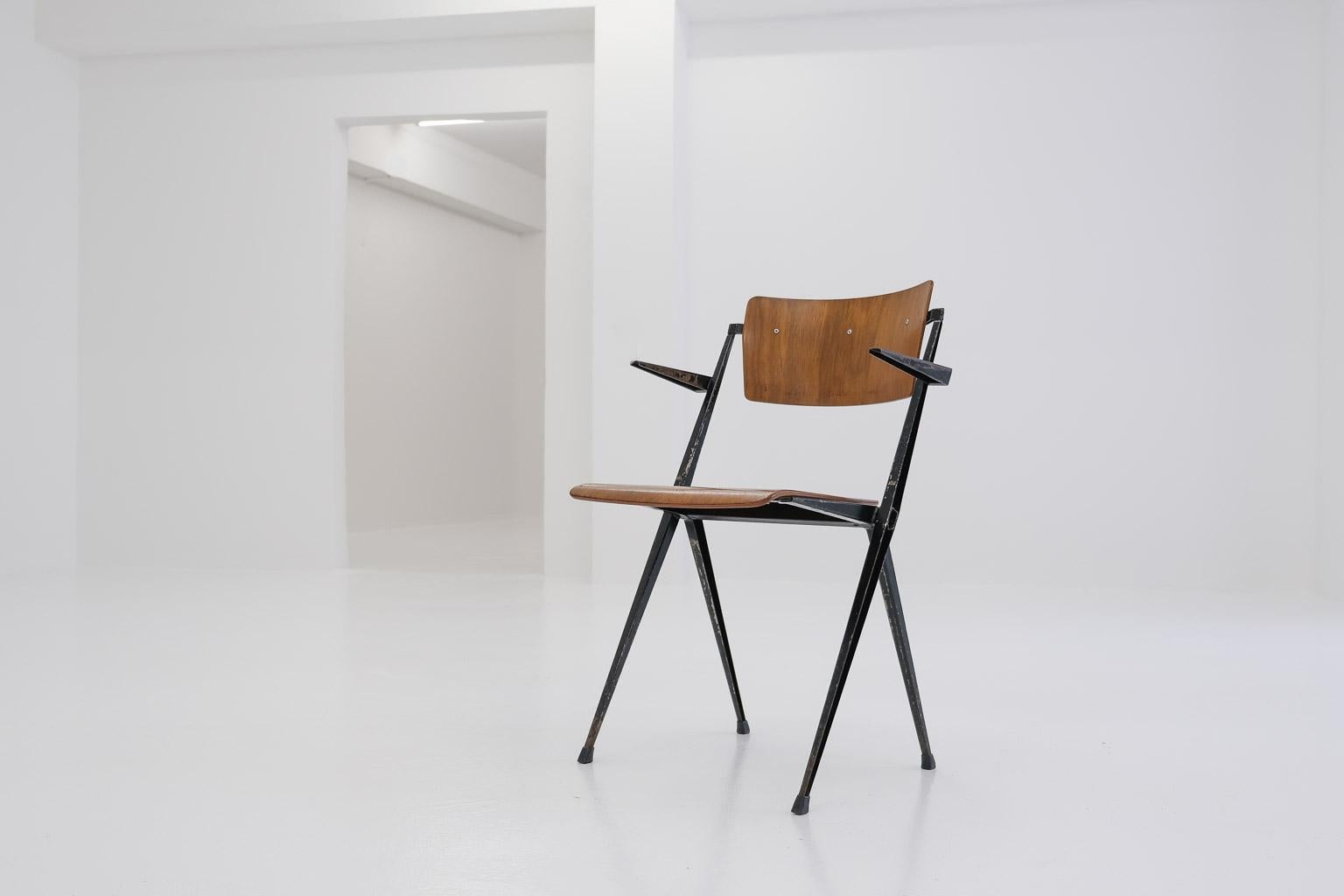 Early Pyramid Arm Chair by Wim Rietveld for Ahrend de Cirkel from Feb. 1964 In Good Condition For Sale In Frankfurt am Main, DE