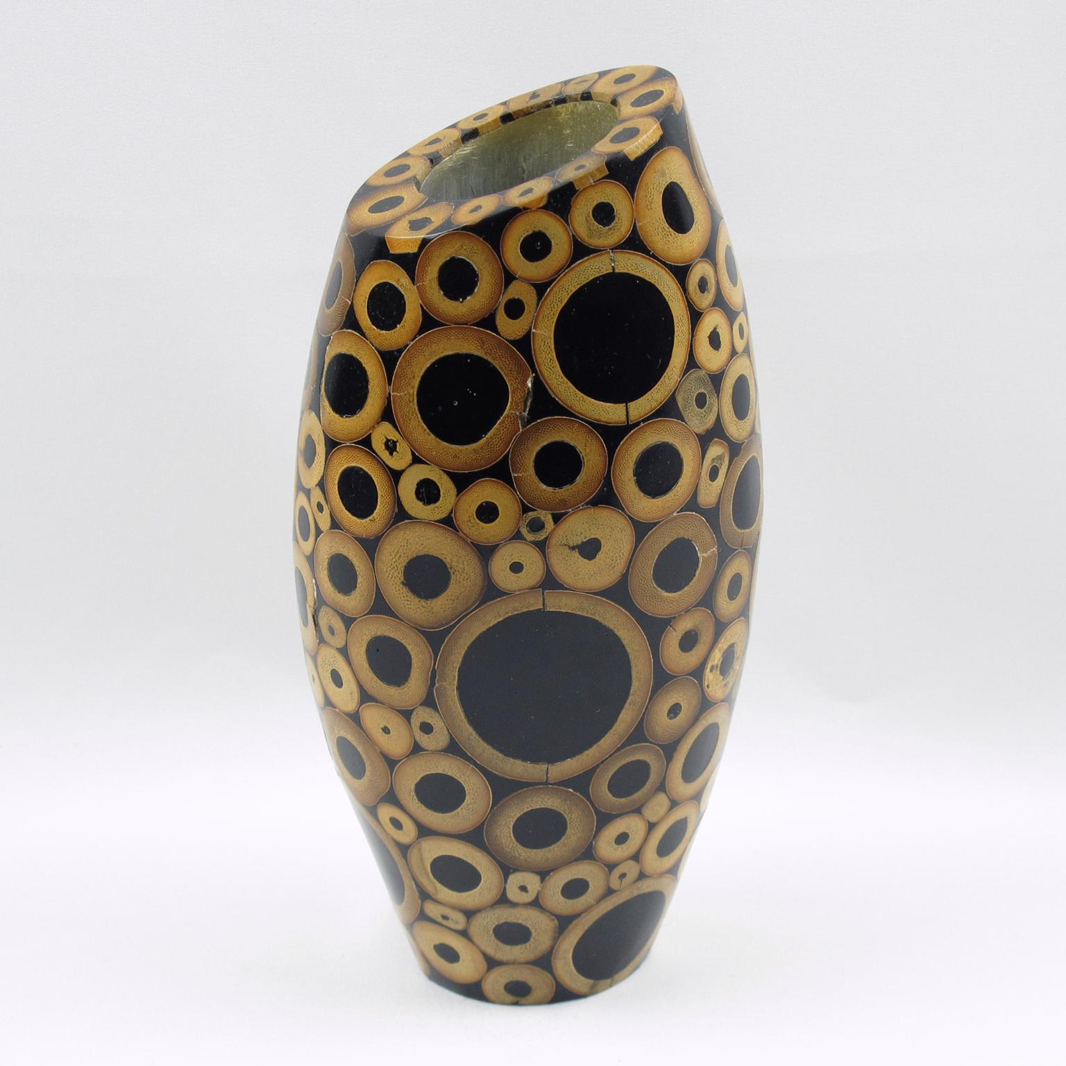 Joli vase sculptural incurvé avec marqueterie de bois et de bambou, conçu et produit par le célèbre cabinet d'arts décoratifs Ria & Youri Augousti, Paris. Une pièce datant des années 1990. Marquage en dessous : 