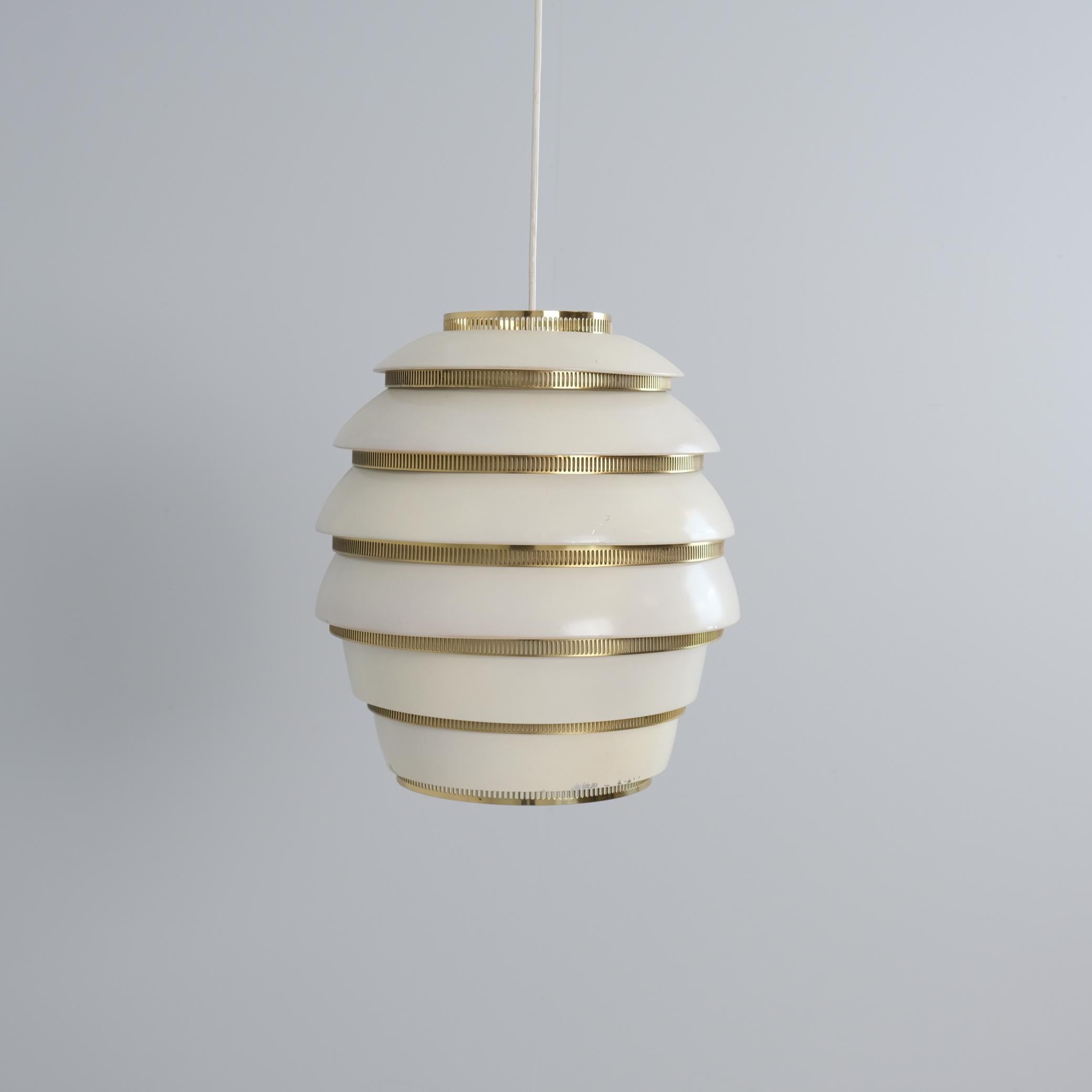 Éste es uno de los diseños de iluminación más emblemáticos de Alvar Aalto: una versión temprana y poco común del colgante Modelo A 32 con tres bombillas y seis lamas metálicas, a diferencia de las versiones más comunes de una sola bombilla o cinco