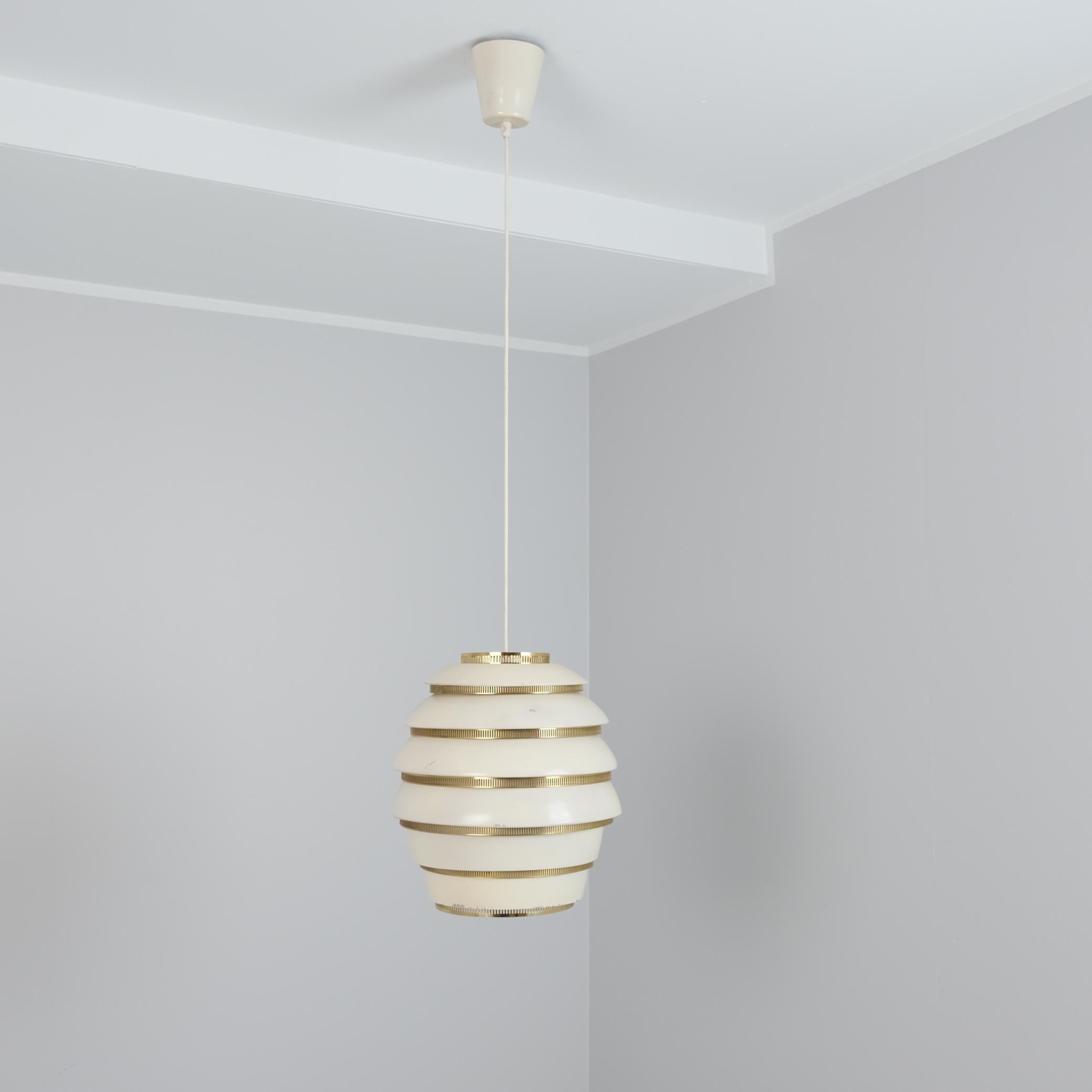 Colgante Colmena Alvar Aalto A32, Blanco y Latón, Valaistustyö Años 50 Escandinavo moderno en venta