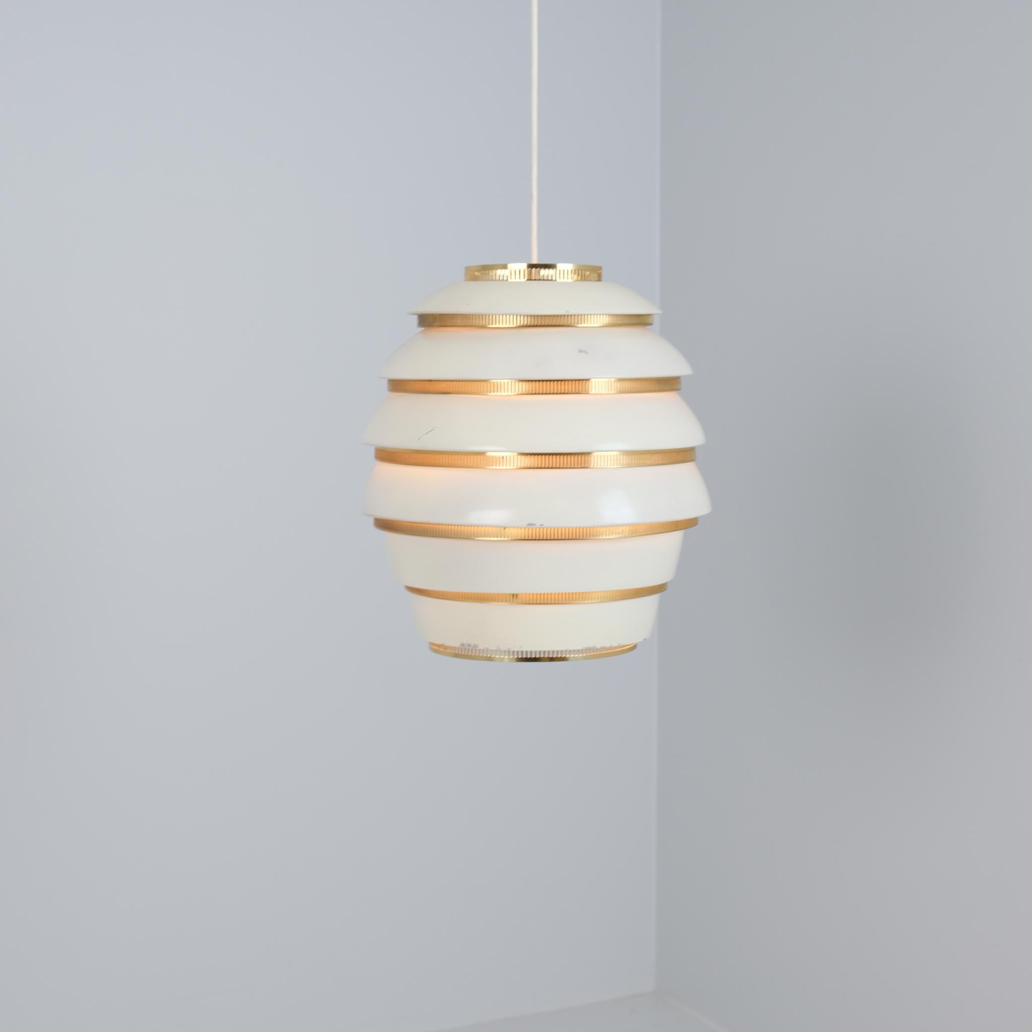 Colgante Colmena Alvar Aalto A32, Blanco y Latón, Valaistustyö Años 50 Finlandés en venta