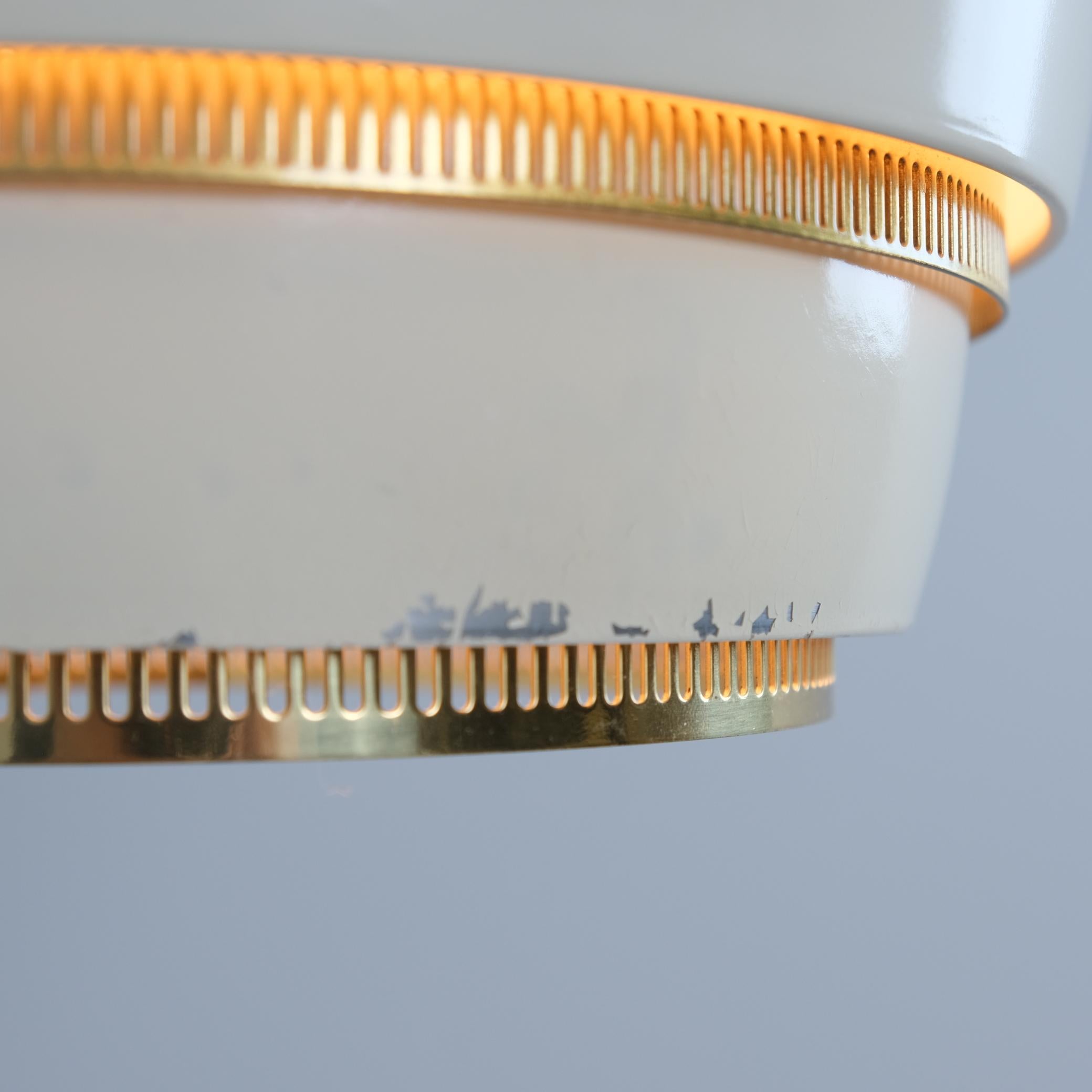 Colgante Colmena Alvar Aalto A32, Blanco y Latón, Valaistustyö Años 50 en Bueno estado para la venta en Helsinki, FI