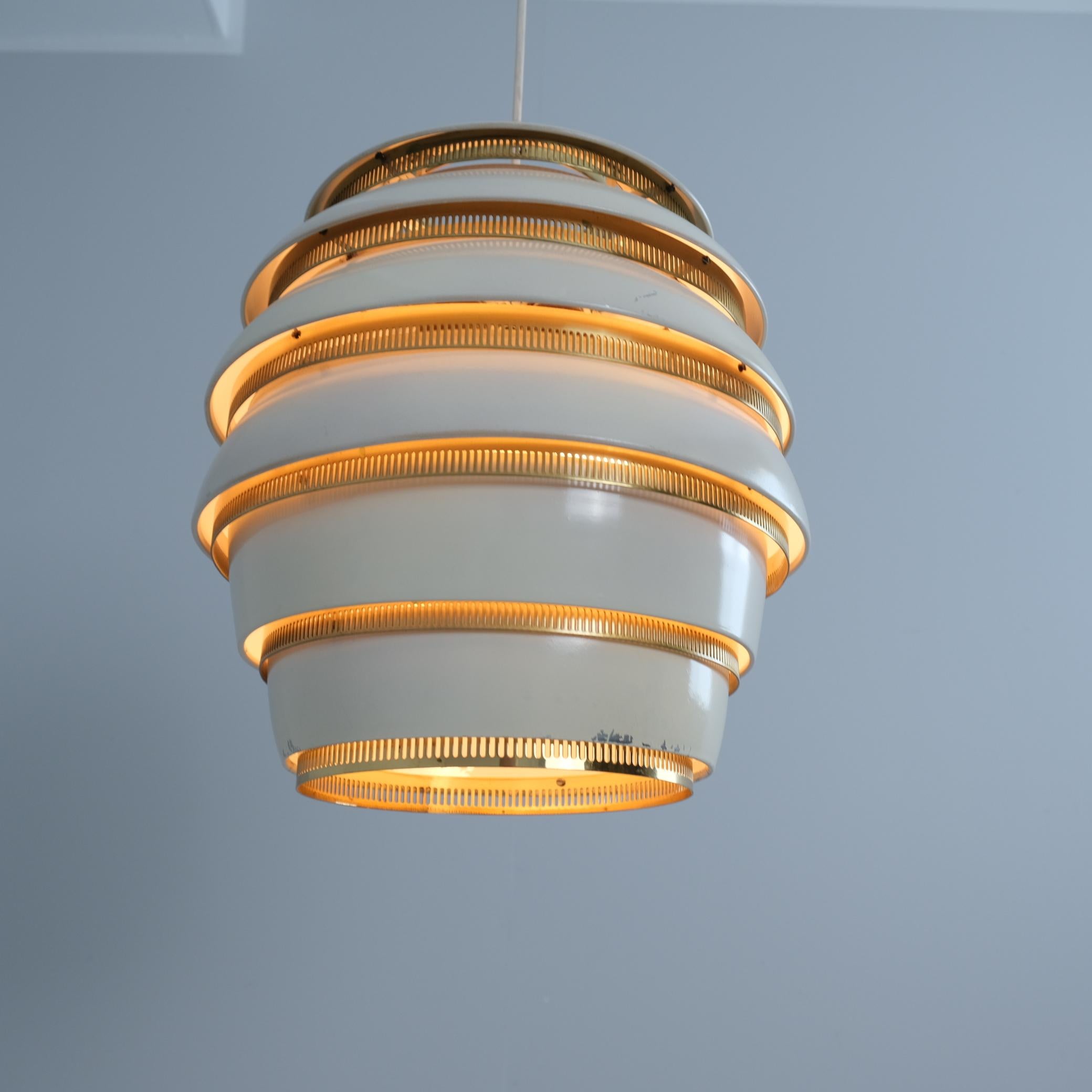 Colgante Colmena Alvar Aalto A32, Blanco y Latón, Valaistustyö Años 50 mediados del siglo XX en venta