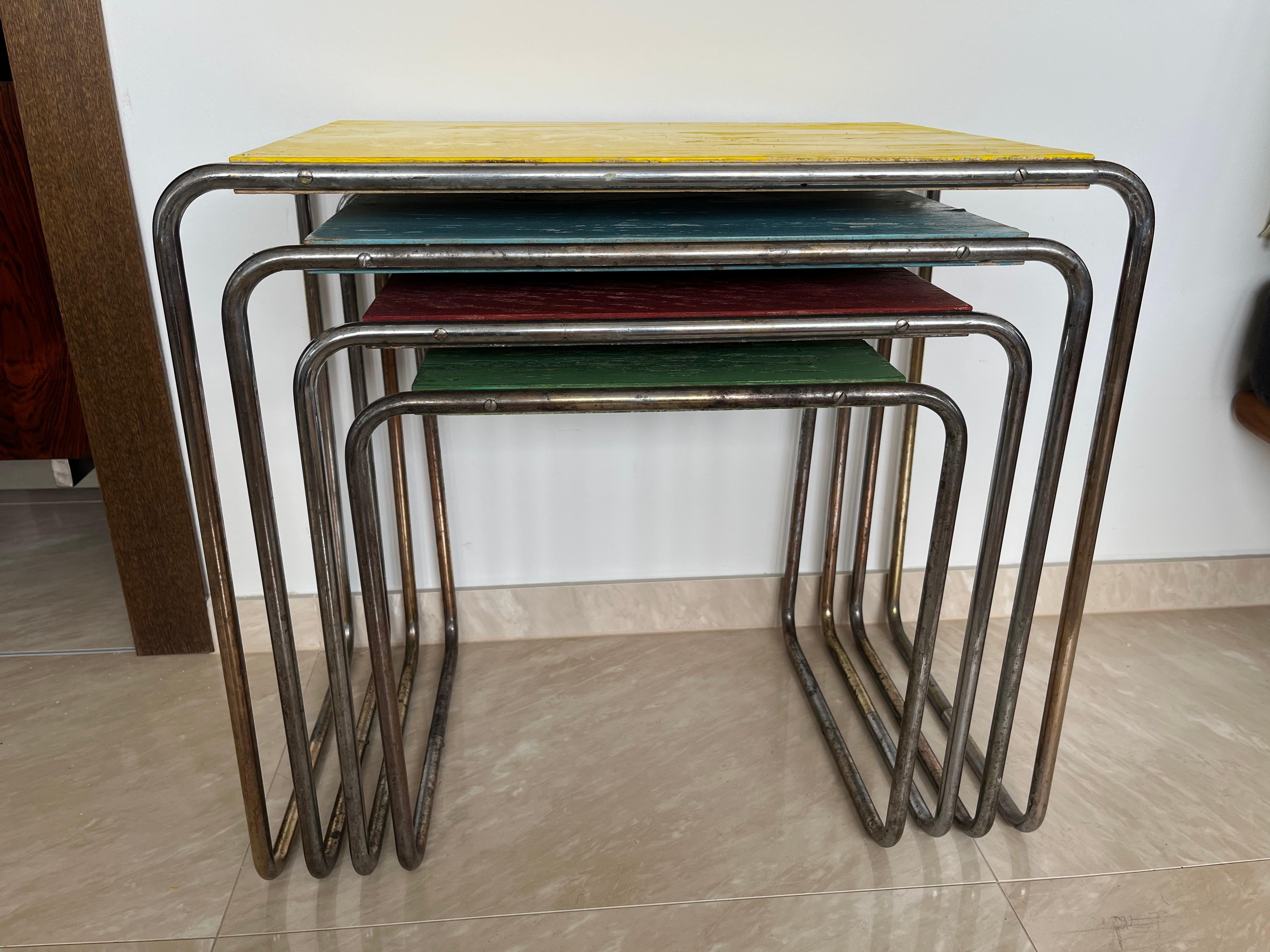 Frühe seltene farbige Bauhaus-Nesting-Tische B9, Marcel Breuer/ Thonet Lizenz im Zustand „Relativ gut“ im Angebot in Praha, CZ