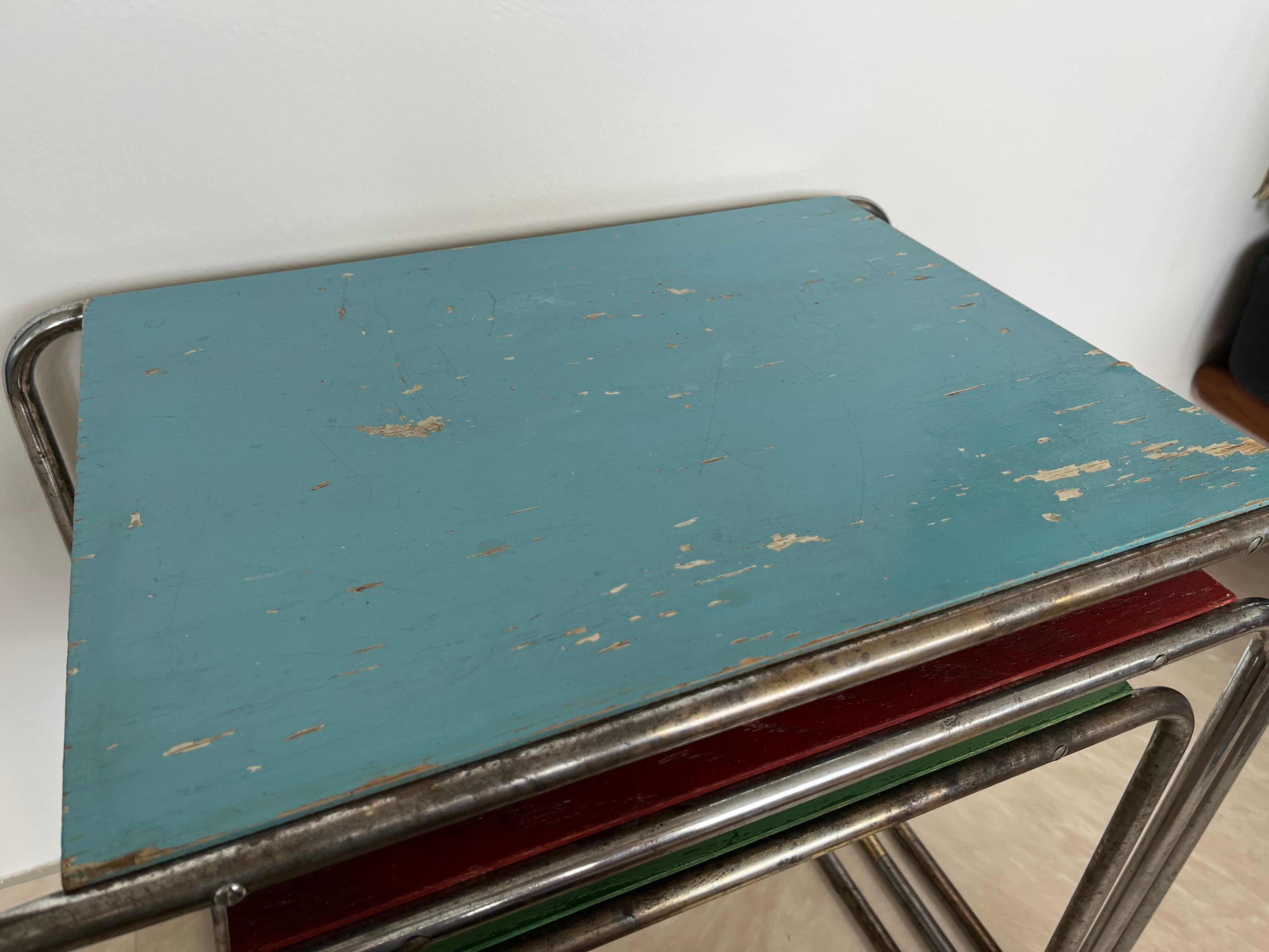 Frühe seltene farbige Bauhaus-Nesting-Tische B9, Marcel Breuer/ Thonet Lizenz im Angebot 1