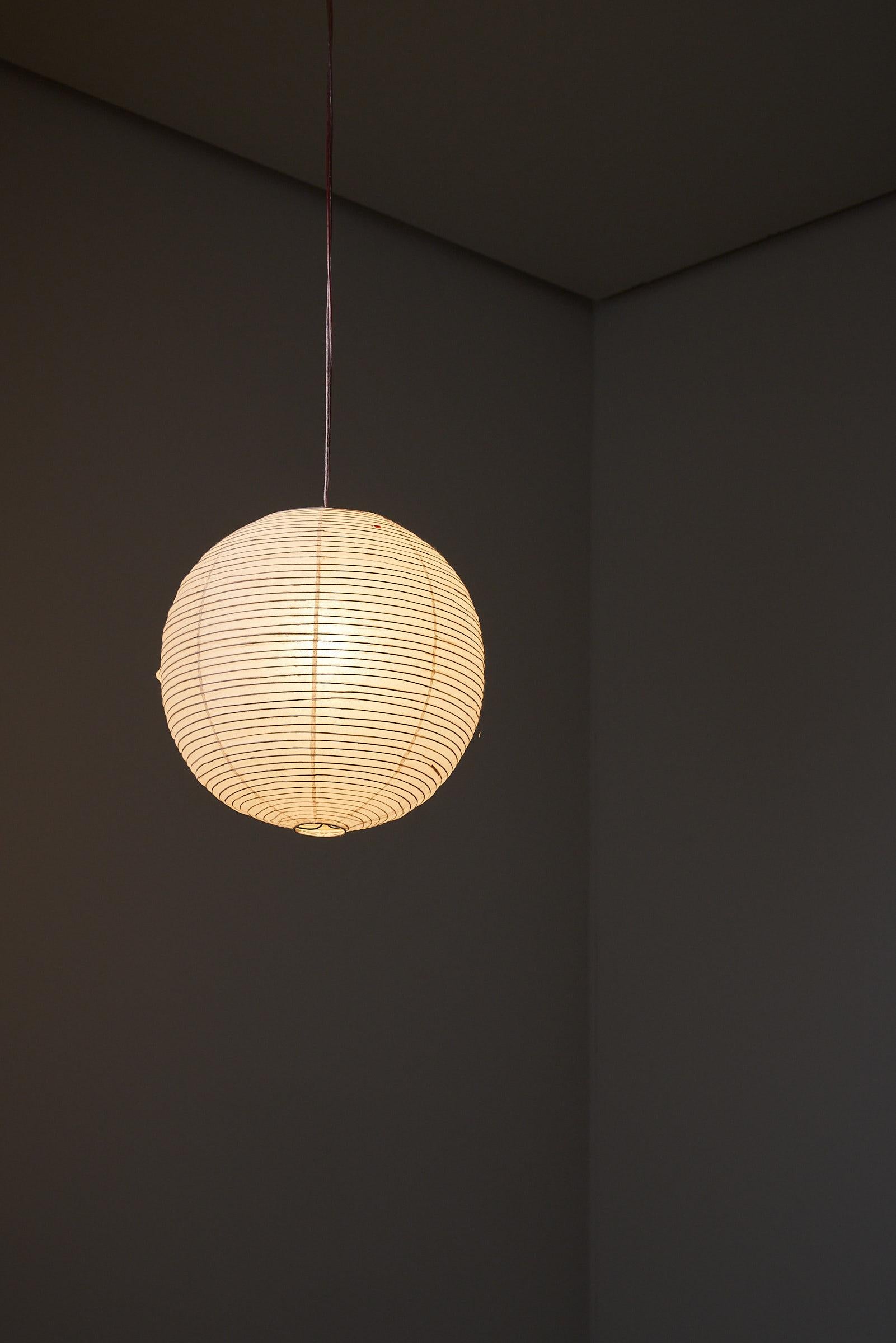 Die Akari-Lichtskulptur Modell 30A von Isamu Noguchi ist ein seltenes Schmuckstück aus dem Jahr 1951, das in der renommierten Ozeki-Fabrik sorgfältig hergestellt wurde. Dieses Werk ist eine der frühesten Produktionen von Noguchis ikonischen