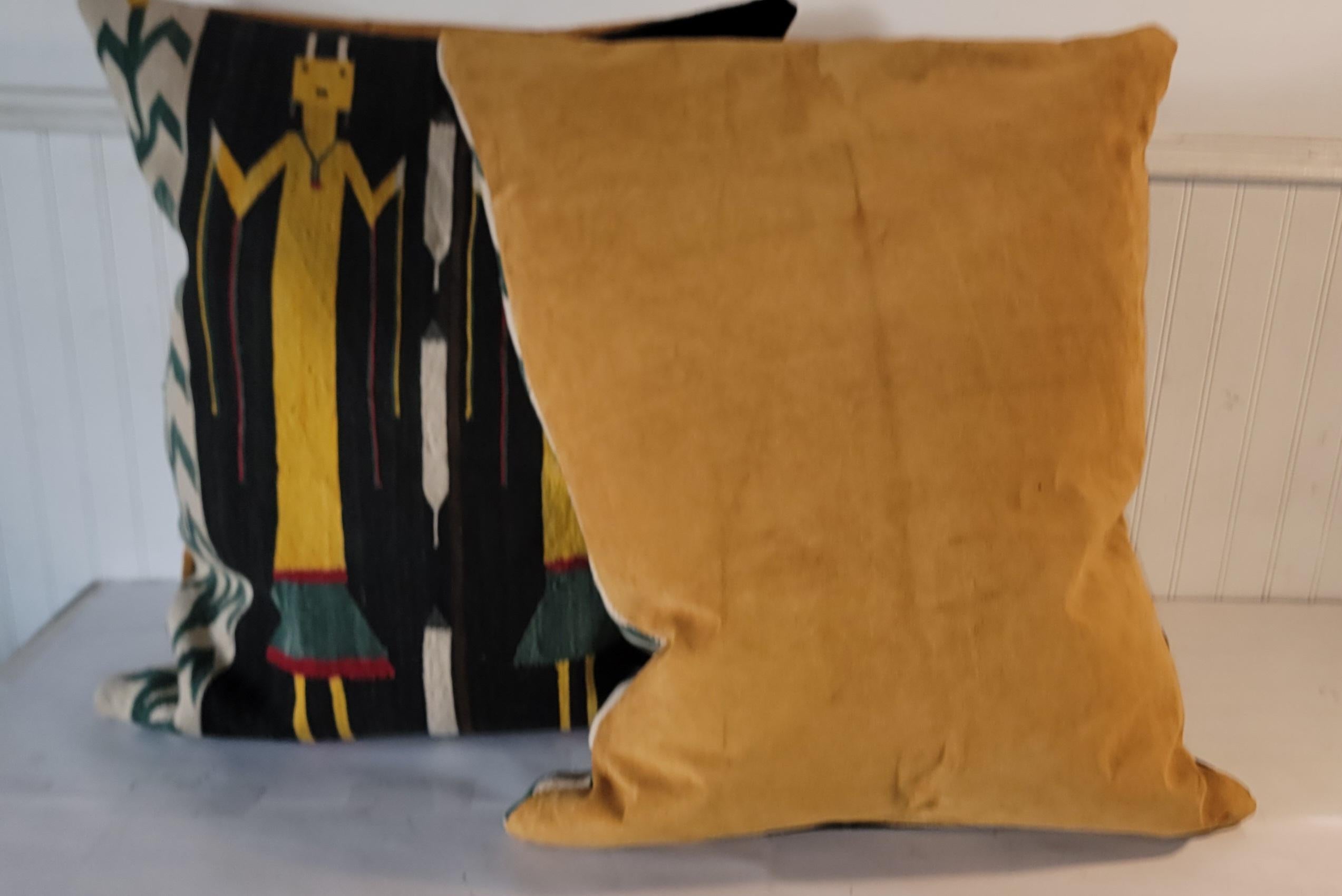 Fatto a mano Cuscini di tessitura indiana Navajo Yei, antichi e rari in vendita