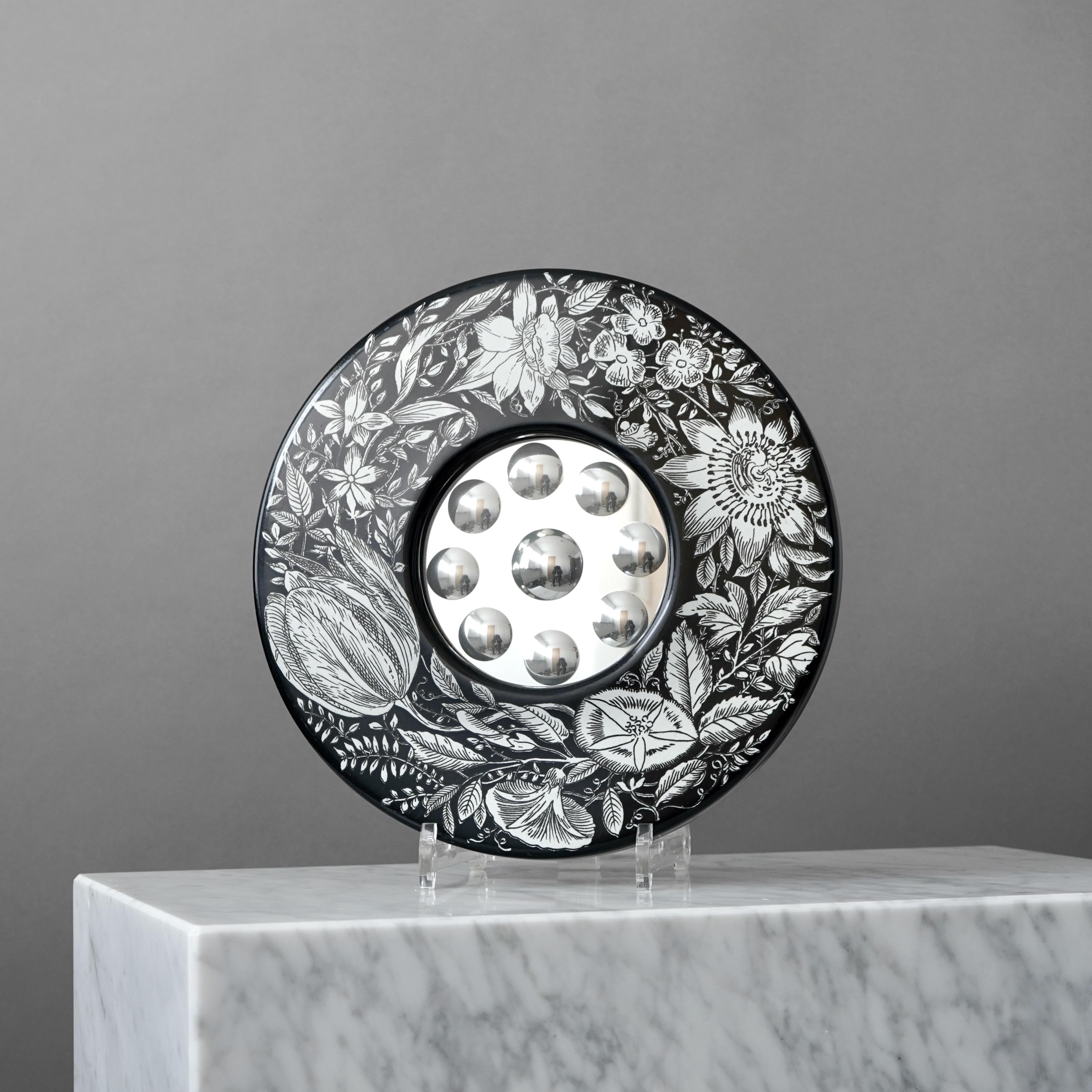 Early Rare Piero Fornasetti 'Corona di fiori' Convex Optical Mirror, Italy 1950s In Excellent Condition For Sale In Malmö, SE