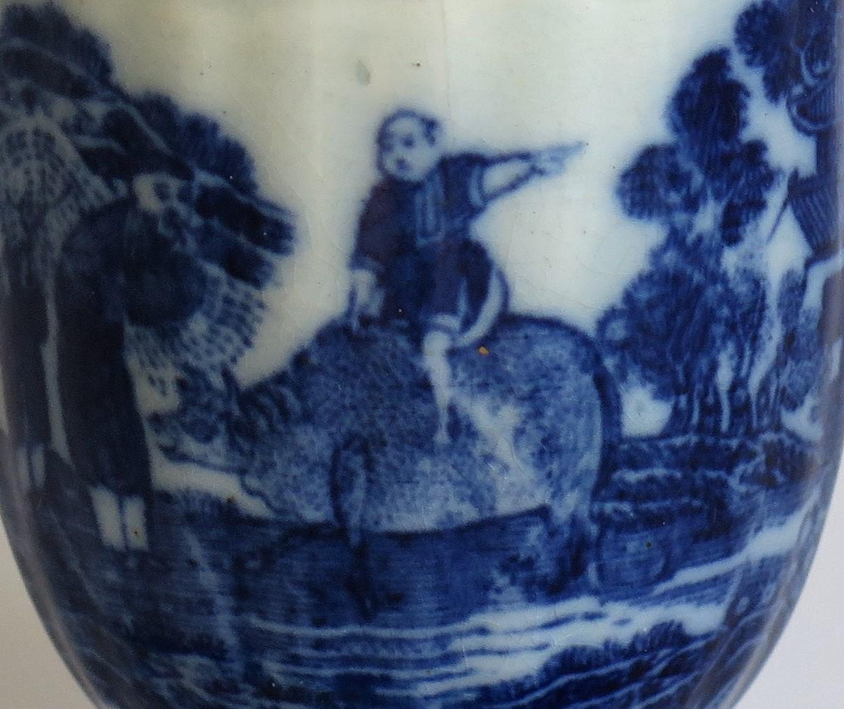 Tasse à café des débuts Bleu et Blanc garçon sur un Buffalo Ptn probablement Spode, vers 1790 en vente 2