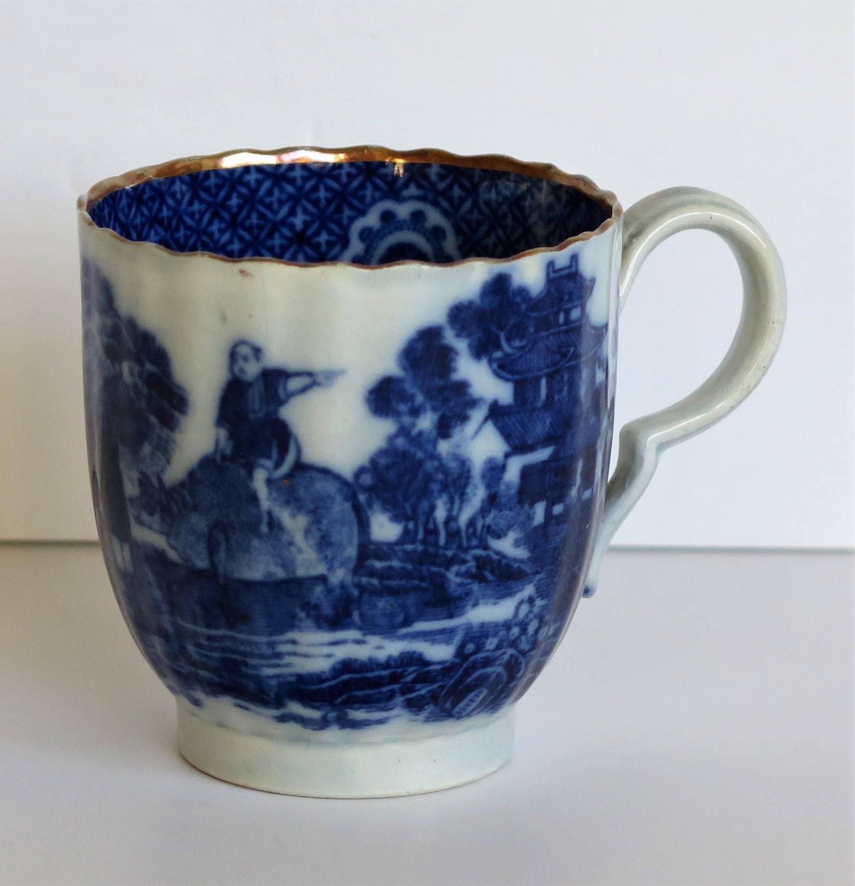 Anglais Tasse à café des débuts Bleu et Blanc garçon sur un Buffalo Ptn probablement Spode, vers 1790 en vente