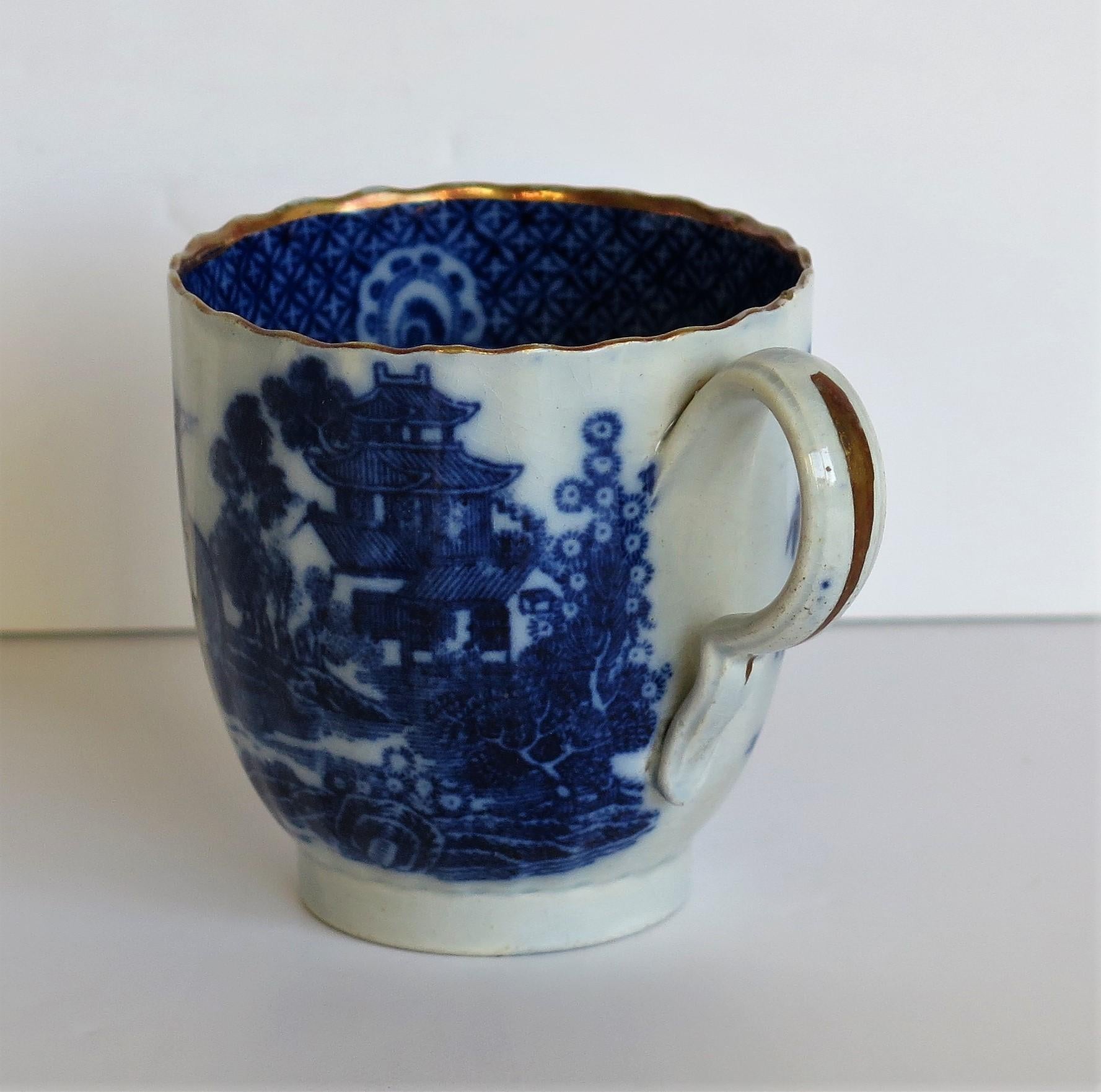 Vernissé Tasse à café des débuts Bleu et Blanc garçon sur un Buffalo Ptn probablement Spode, vers 1790 en vente