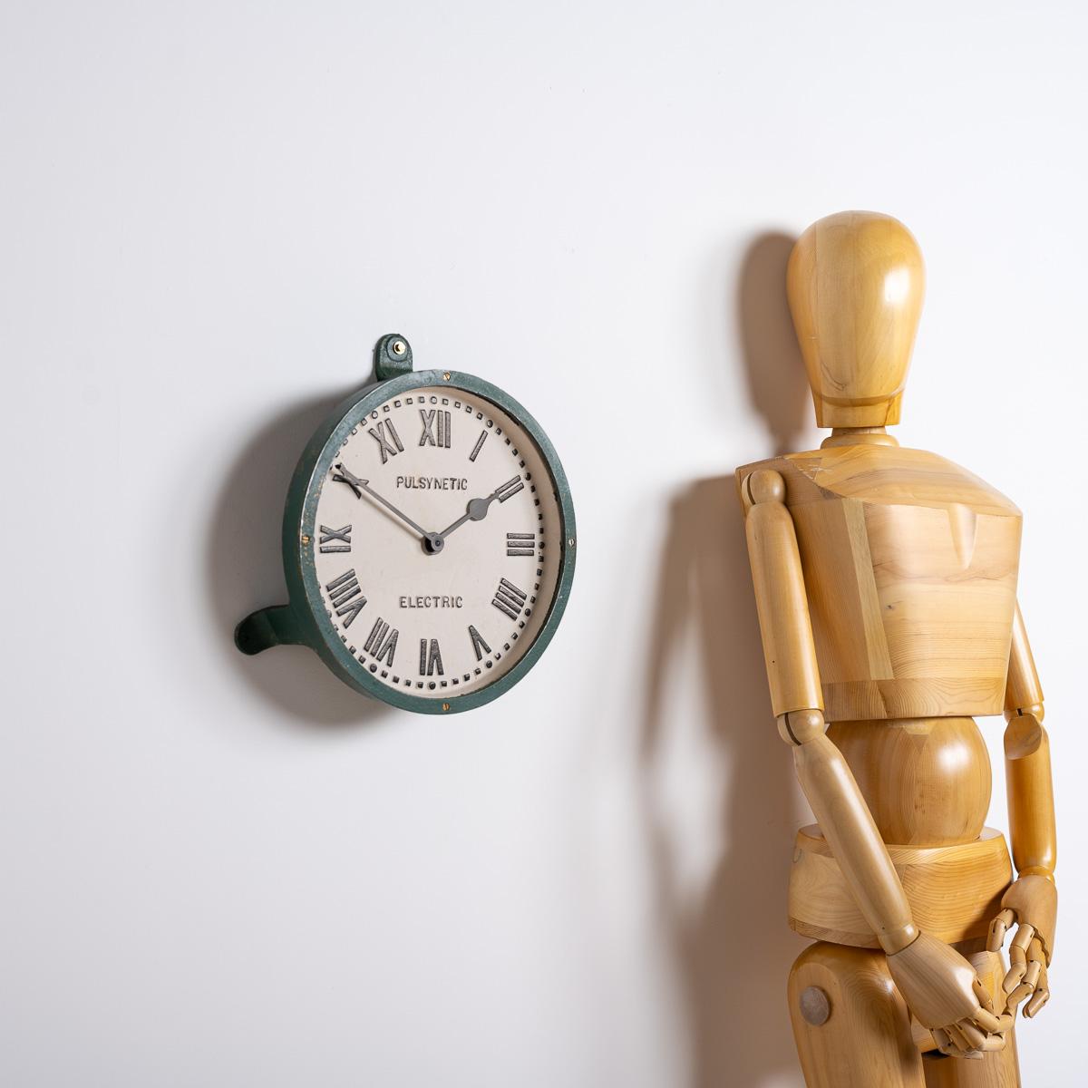 Un reloj de fábrica de hierro fundido muy antiguo e impresionante del renombrado relojero Gents of Leicester.

Fabricado en Leicester, Inglaterra Circa 1918

Esfera pintada a mano con maravillosos signos de desgaste, PULISINÉMICO ELÉCTRICO y números