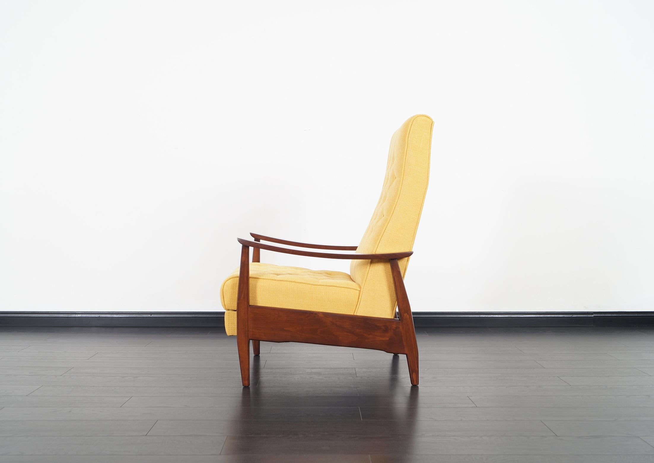 Früher Vintage-Liegestuhl:: entworfen von Milo Baughman und hergestellt von James Inc. Dieser bequeme Sessel verfügt über einen neu gepolsterten Sitz mit getuftetem Rautenmuster:: der von einem massiven Nussbaumrahmen getragen wird. Der Sessel