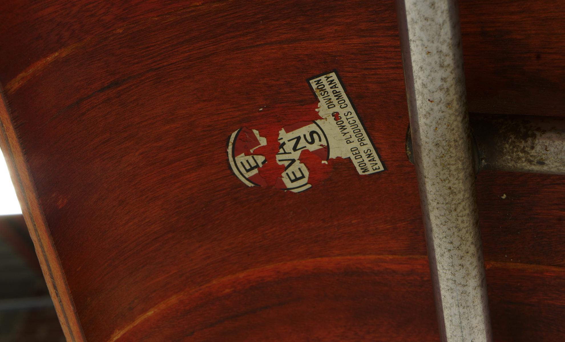 Eames LCM « Lounge Chair Metal » (chaise de salon en métal teint en aniline rouge), signé avec le label Evans Label en vente 3