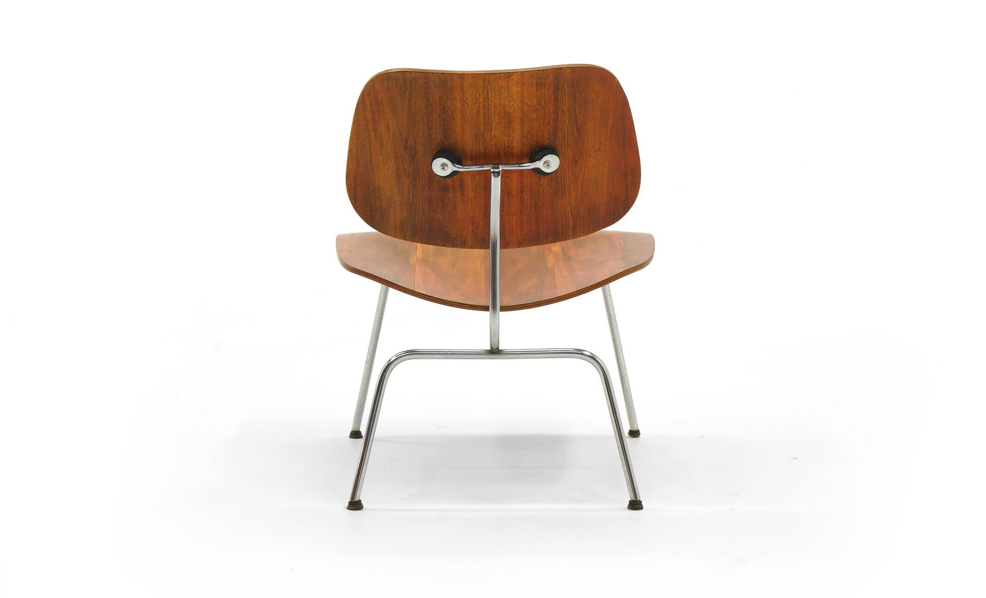 Américain Eames LCM « Lounge Chair Metal » (chaise de salon en métal teint en aniline rouge), signé avec le label Evans Label en vente