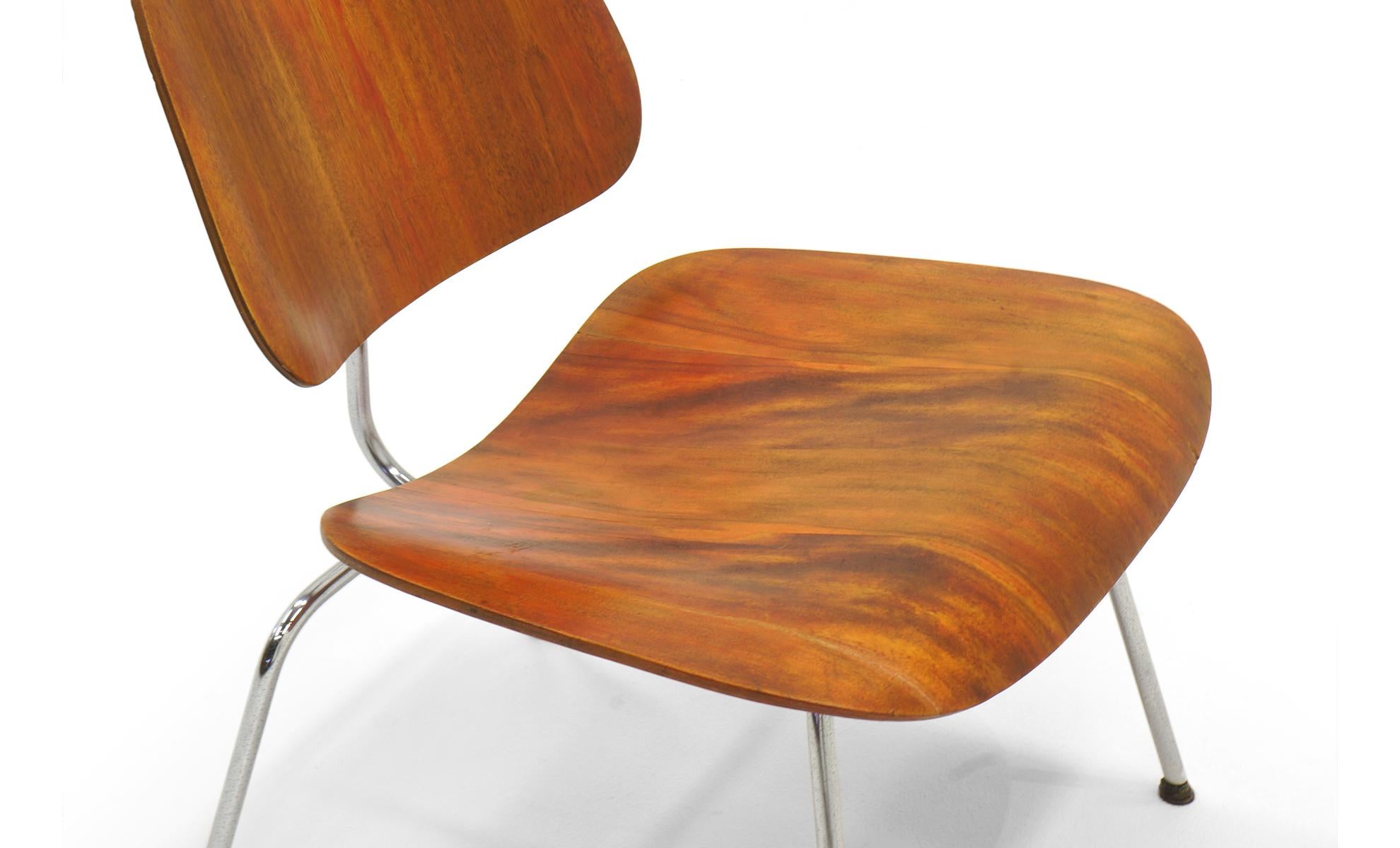 Milieu du XXe siècle Eames LCM « Lounge Chair Metal » (chaise de salon en métal teint en aniline rouge), signé avec le label Evans Label en vente
