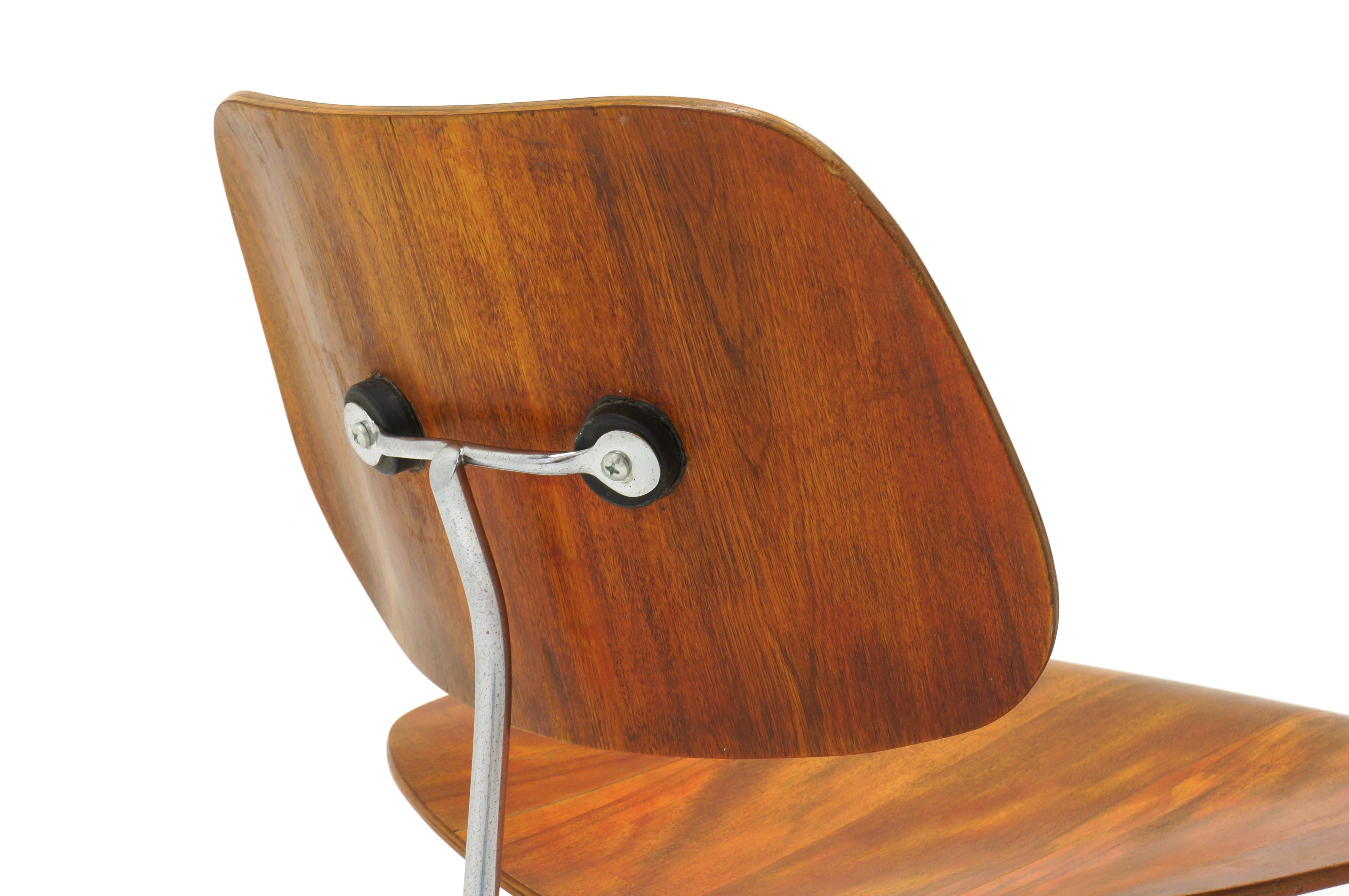 Chrome Eames LCM « Lounge Chair Metal » (chaise de salon en métal teint en aniline rouge), signé avec le label Evans Label en vente