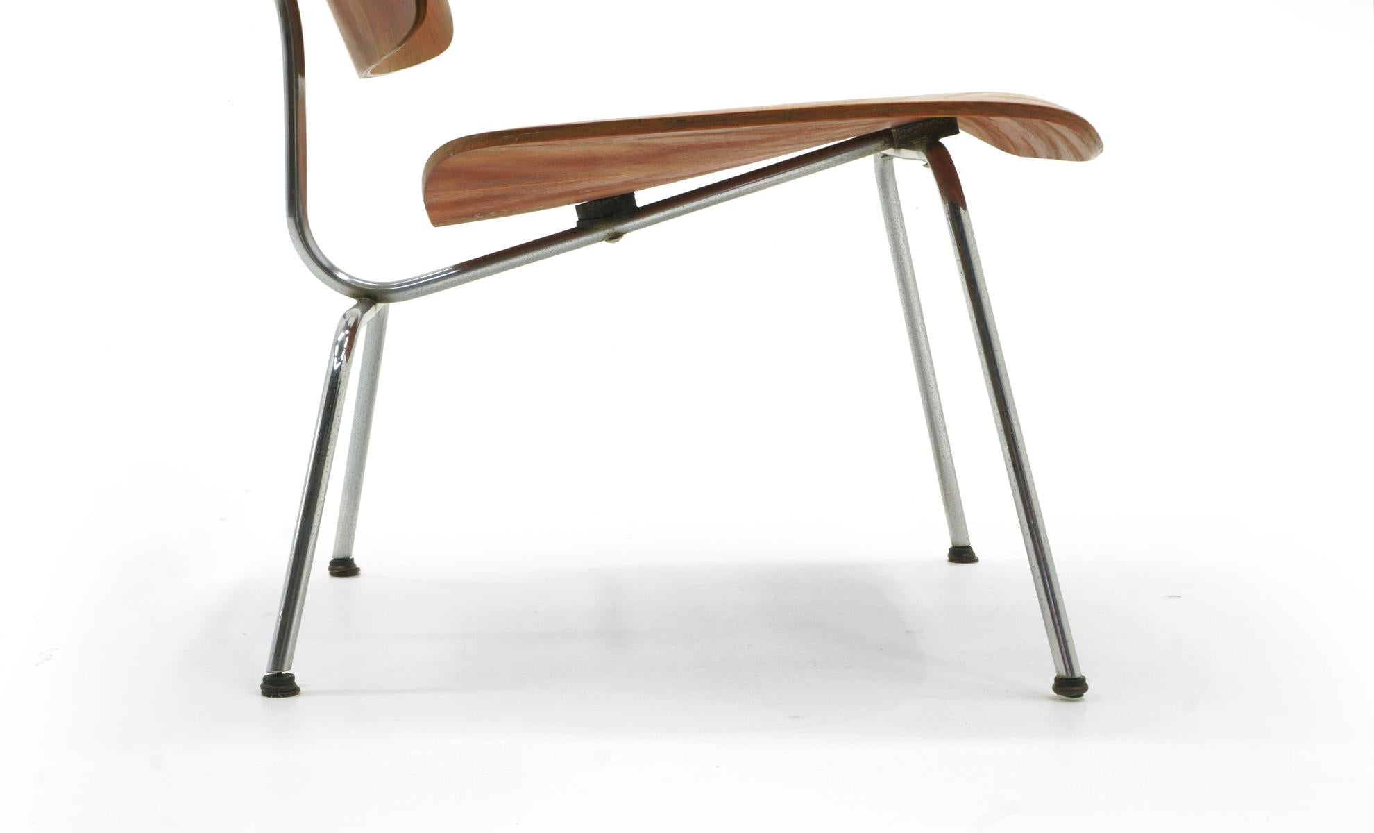Eames LCM « Lounge Chair Metal » (chaise de salon en métal teint en aniline rouge), signé avec le label Evans Label en vente 1