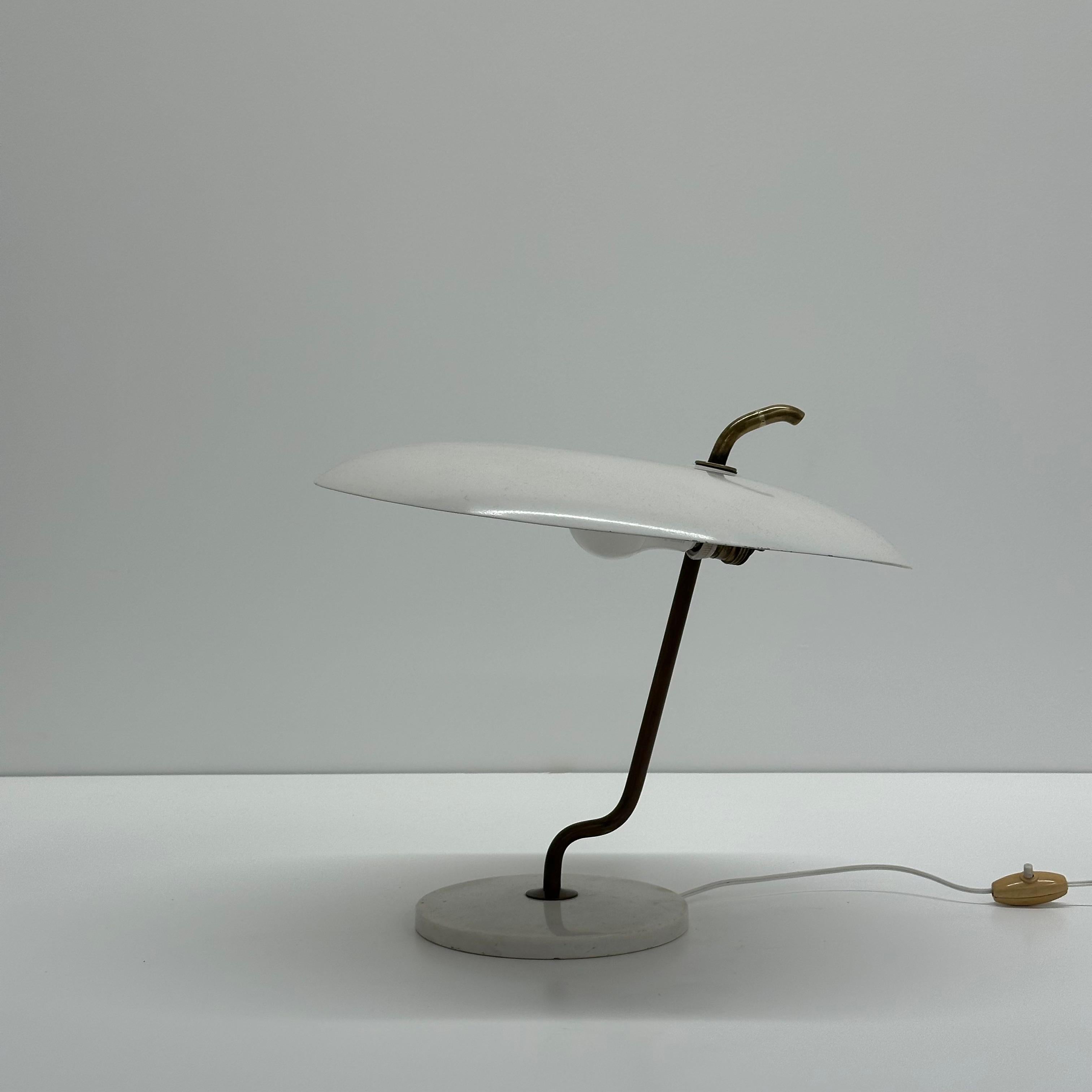 20ième siècle Lampe de bureau rouge du début du siècle modèle 537 de Gino Sarfatti, Arteluce, Italie, 1956 en vente