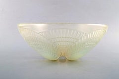 Early René Lalique "Coquilles" Bowl in Art Glass Decorated with Sea Shells