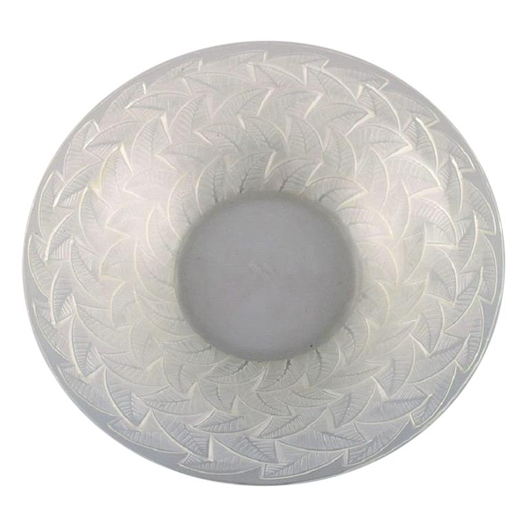 Early René Lalique, Large "Ormeaux" Bowl in Art Glass with Foliage