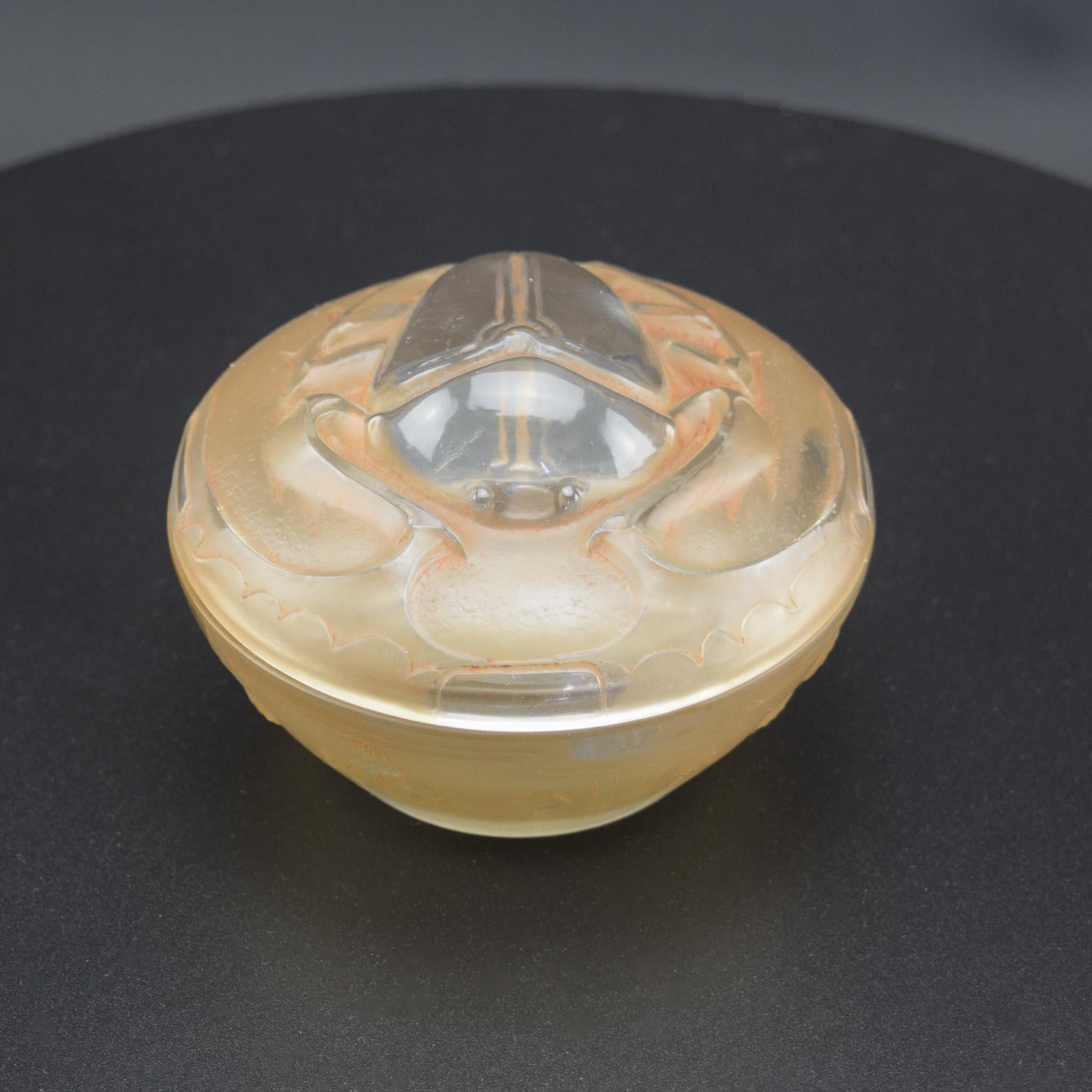 Boîte Scarabée de René Lalique C1911
Réalisé pour le parfumeur français LT Piver
Boîte en verre transparent et dépoli avec des taches sépia, moulée avec un scarabée sur le dessus et des fleurs stylisées autour de la base.
L'état est très bon, sans
