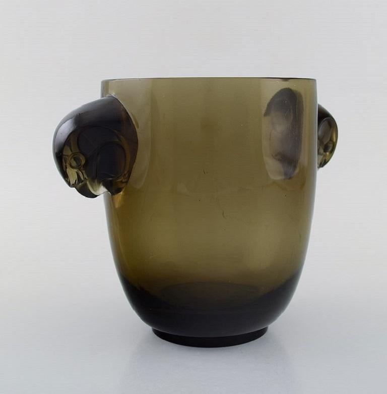 Vase précoce René Lalique. Verre topaze avec une tête de faucon moulée de chaque côté. 
Modèle 958, vers 1925.
Mesures : 22 x 17,5 cm.
En très bon état.
Signature incisée.