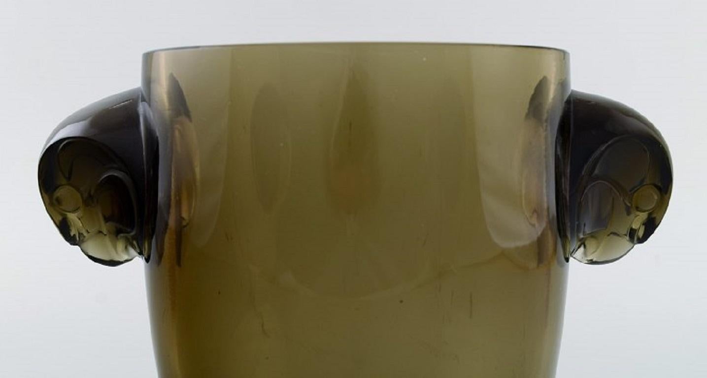 Art déco Vase Ren Lalique ancien, verre topaze avec tête d' Hawk moulée de chaque côté en vente