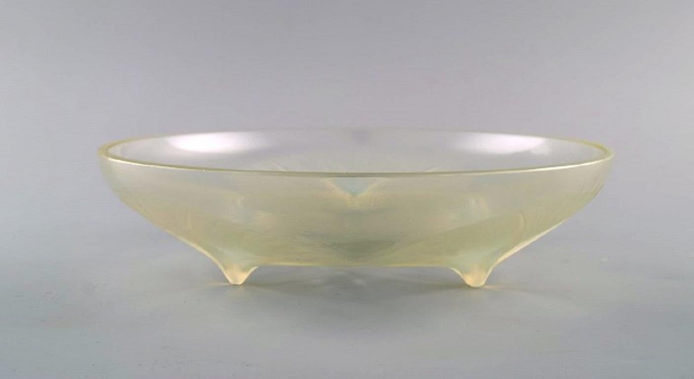 Early René Lalique Volubilis bowl in clear and frosted mouth-blown art glass on three feet. 
1920s.
Measures: 21.5 x 5.5 cm.
In excellent condition.
Stamped: R. Lalique, France.