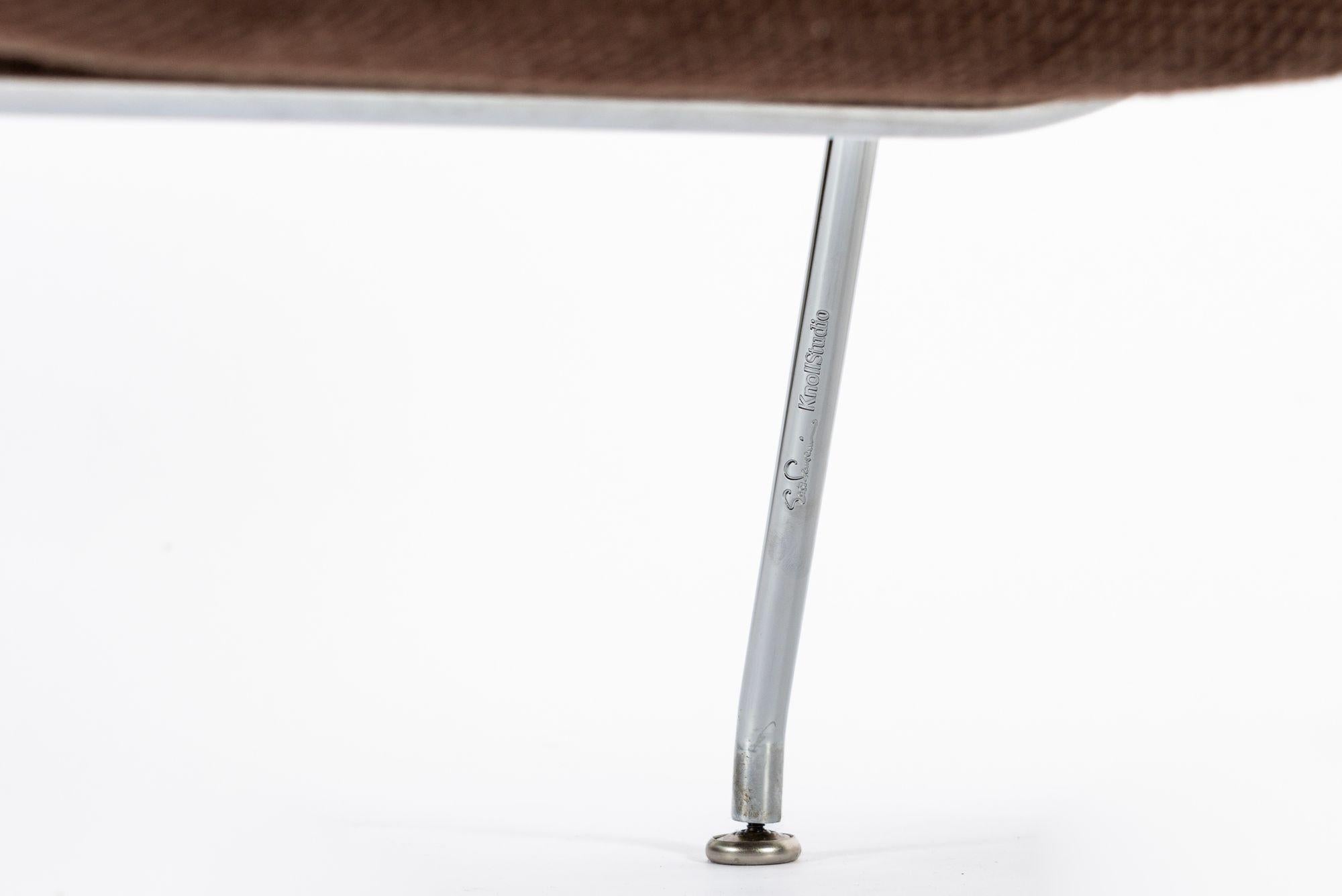 Chaise longue Womb brune du milieu du siècle restaurée par Saarinen pour Knoll en vente 9