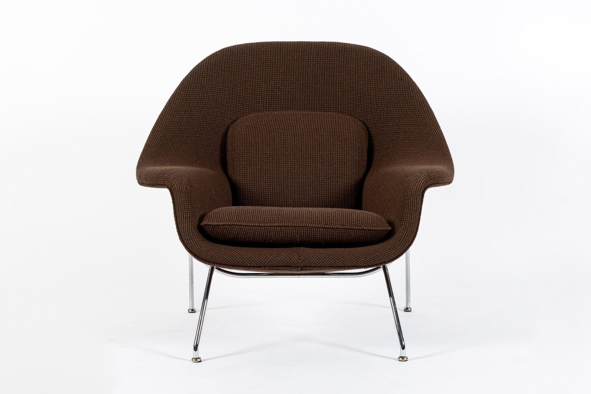 Note : Nous avons une collection d'authentiques chaises et canapés loveseat Eero Sarinen pour Knoll en cours de restauration. Nous pouvons proposer ces pièces en plusieurs exemplaires et avec des options de rembourrage personnalisées. N'hésitez pas