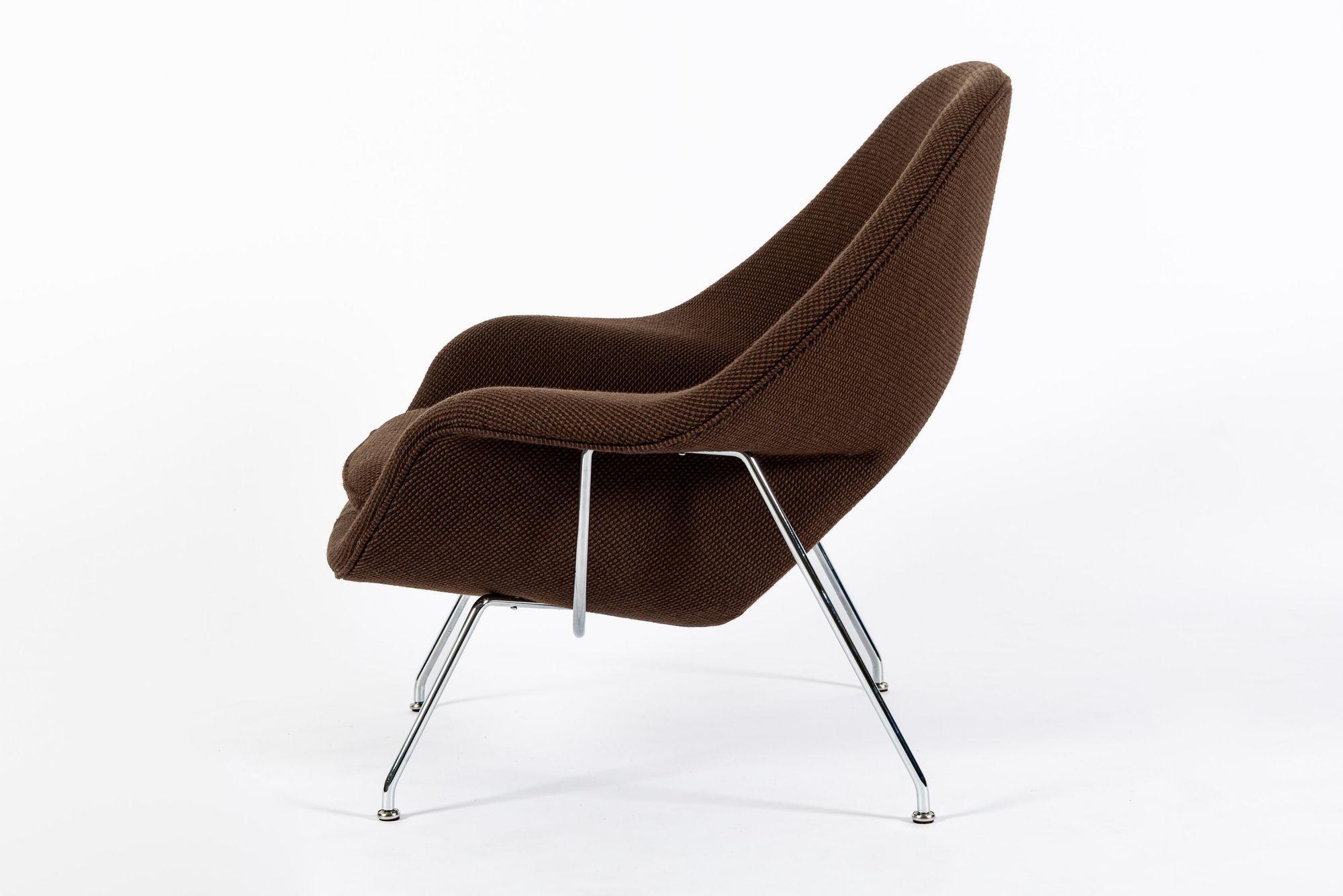 Américain Chaise longue Womb brune du milieu du siècle restaurée par Saarinen pour Knoll en vente