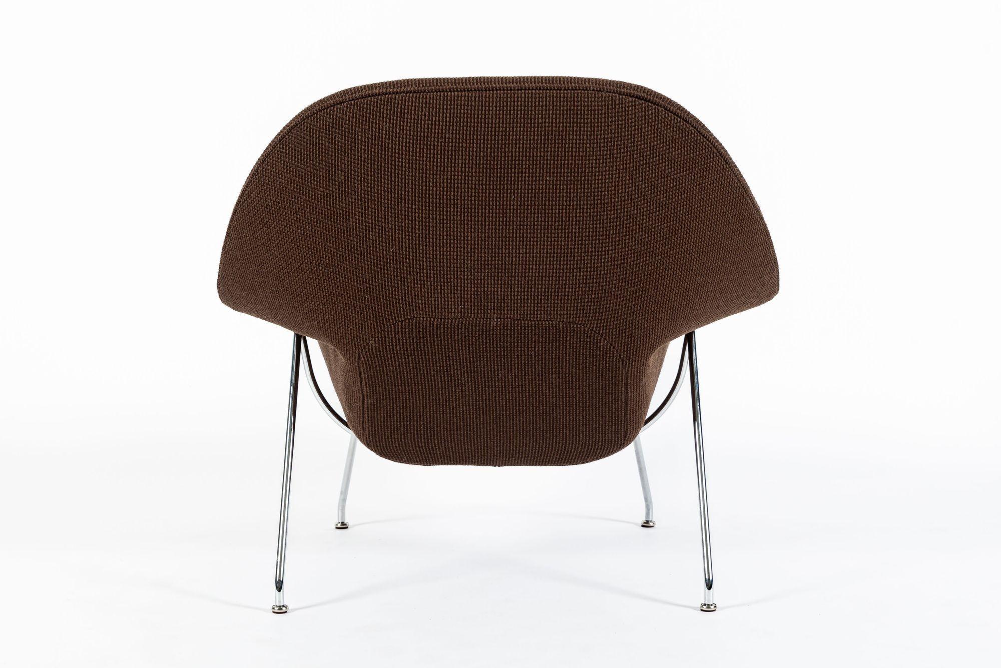 Milieu du XXe siècle Chaise longue Womb brune du milieu du siècle restaurée par Saarinen pour Knoll en vente
