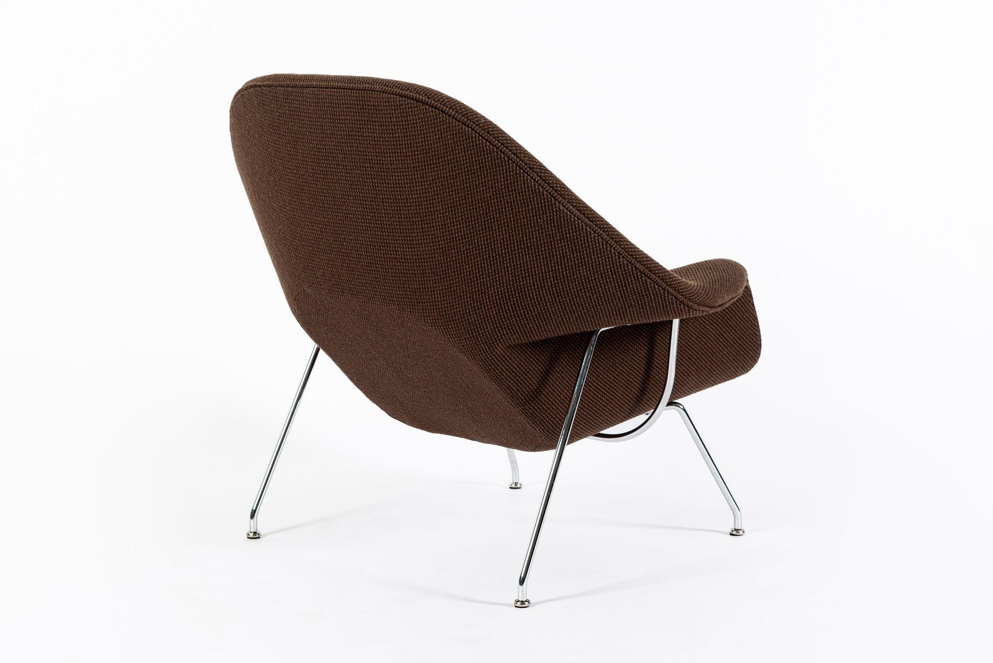 Acier Chaise longue Womb brune du milieu du siècle restaurée par Saarinen pour Knoll en vente