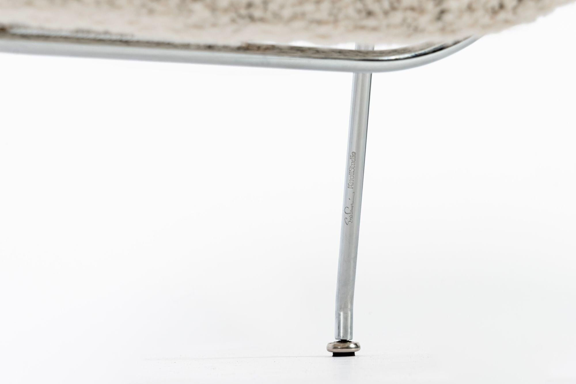 Chaise Womb en laine ivoire du milieu du siècle restaurée par Saarinen pour Knoll Multiples en vente 10