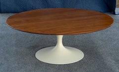 Tavolino Saarinen Knoll 42" Round Tulip, restaurato, con base in noce e ferro