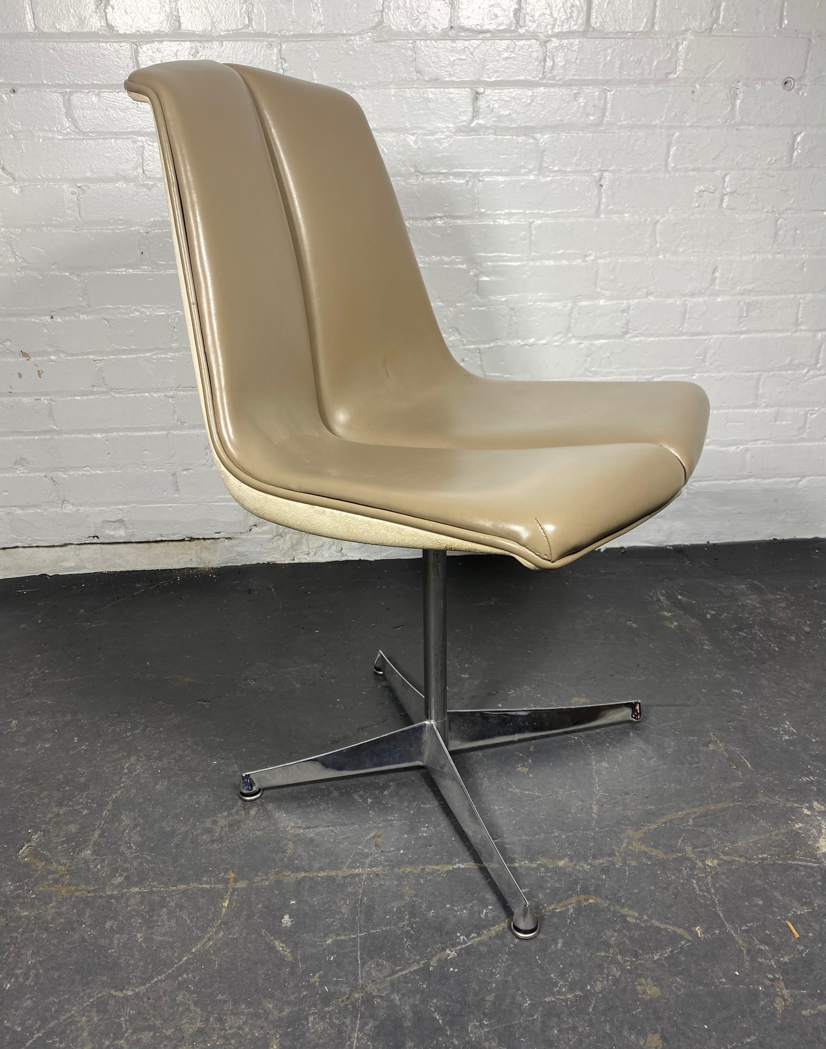 A side or desk chair designed by Richard Schultz for Knoll's Art Metal series in the 1960s. Original grey / beige vinyl upholstery with a four star aluminum swivel base.Retains original early Knoll label.. Great example of modernist design.