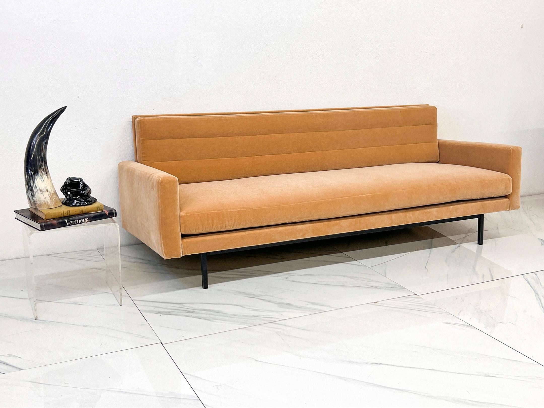 Este sofá cama temprano de Richard Schultz para Knoll es impresionante. Un esmoquin estándar, envuelto en mohair, y más afilado que la mandíbula de Brad Pitt en los 90. Retapizamos a este chico malo en un suntuoso mohair color caramelo, con el
