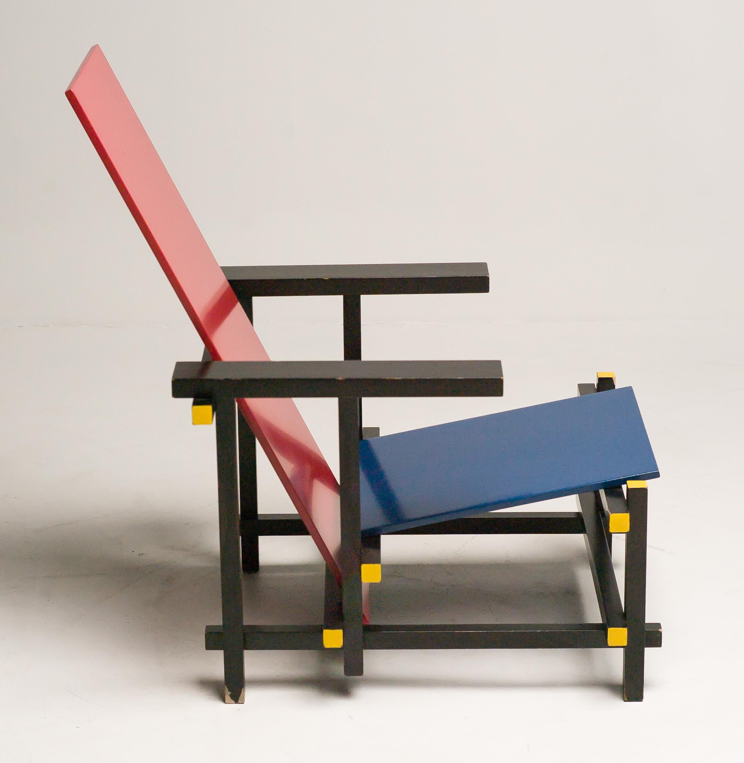 Armchair, red and blue by Rietveld, Cassina production, embossed number 2203.
This one is from the late 1970s.
Signed and numbered.