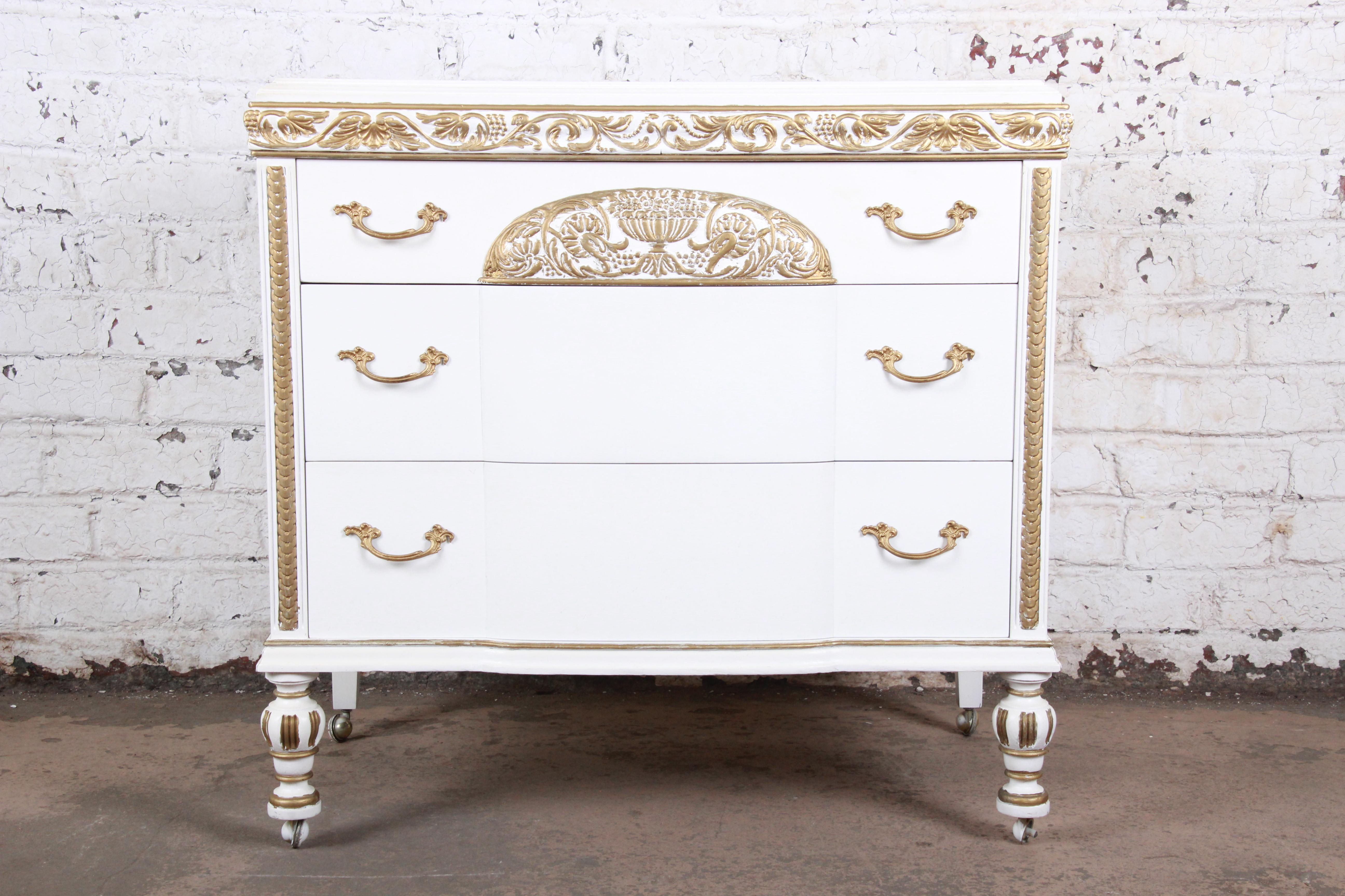 A gorgeous antique three-drawer white and gold painted bachelor chest or dresser

By Romweber Furniture

USA, circa 1920s

Measures: 35.75